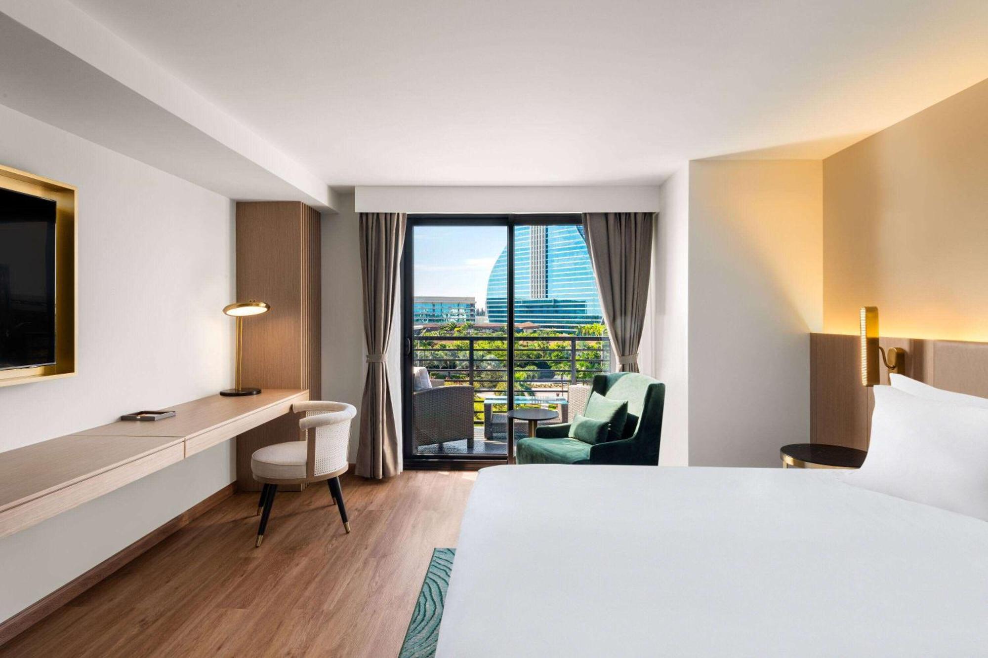 King Studio Suite with Balcony, Non-Smoking