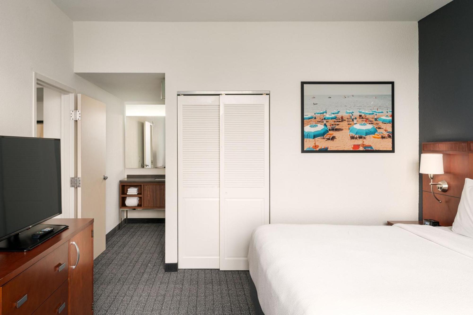 One-Bedroom Suite with One King Bed and One Single Bed and Bathtub - Mobility Access