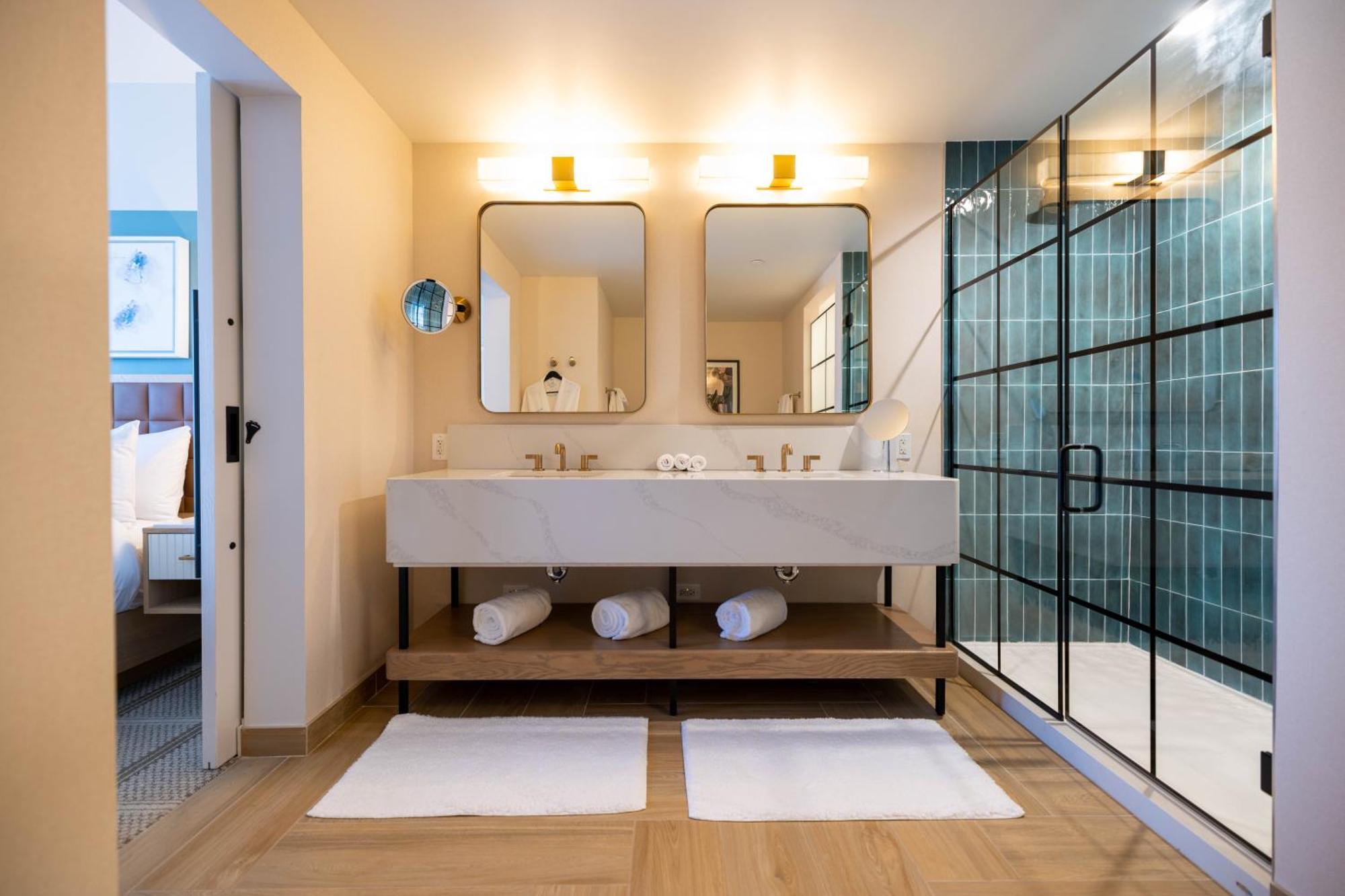 Deluxe King Room with City View