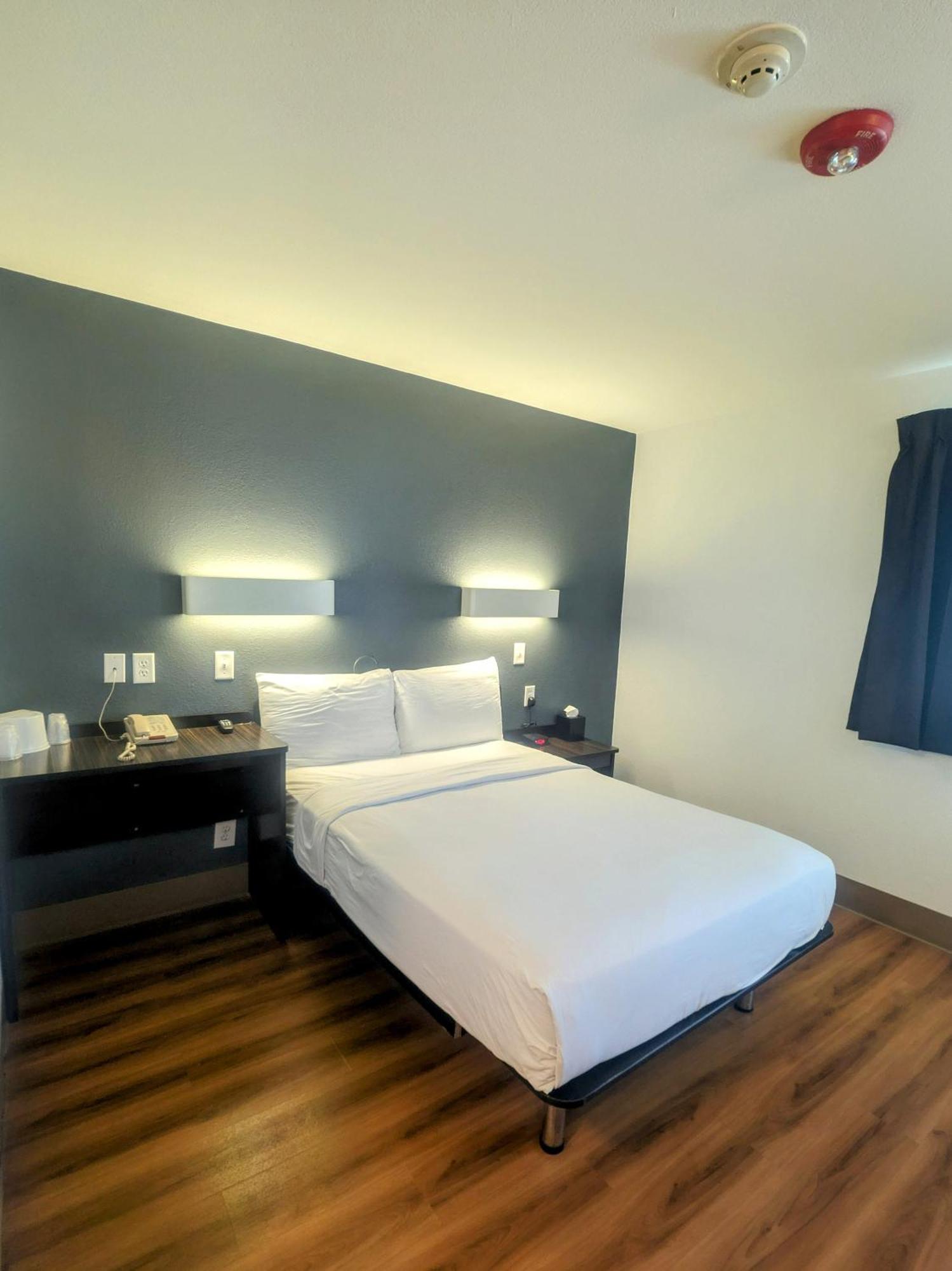 Double Room with Roll-In Shower - Disability Access/Non Smoking/Pet Friendly