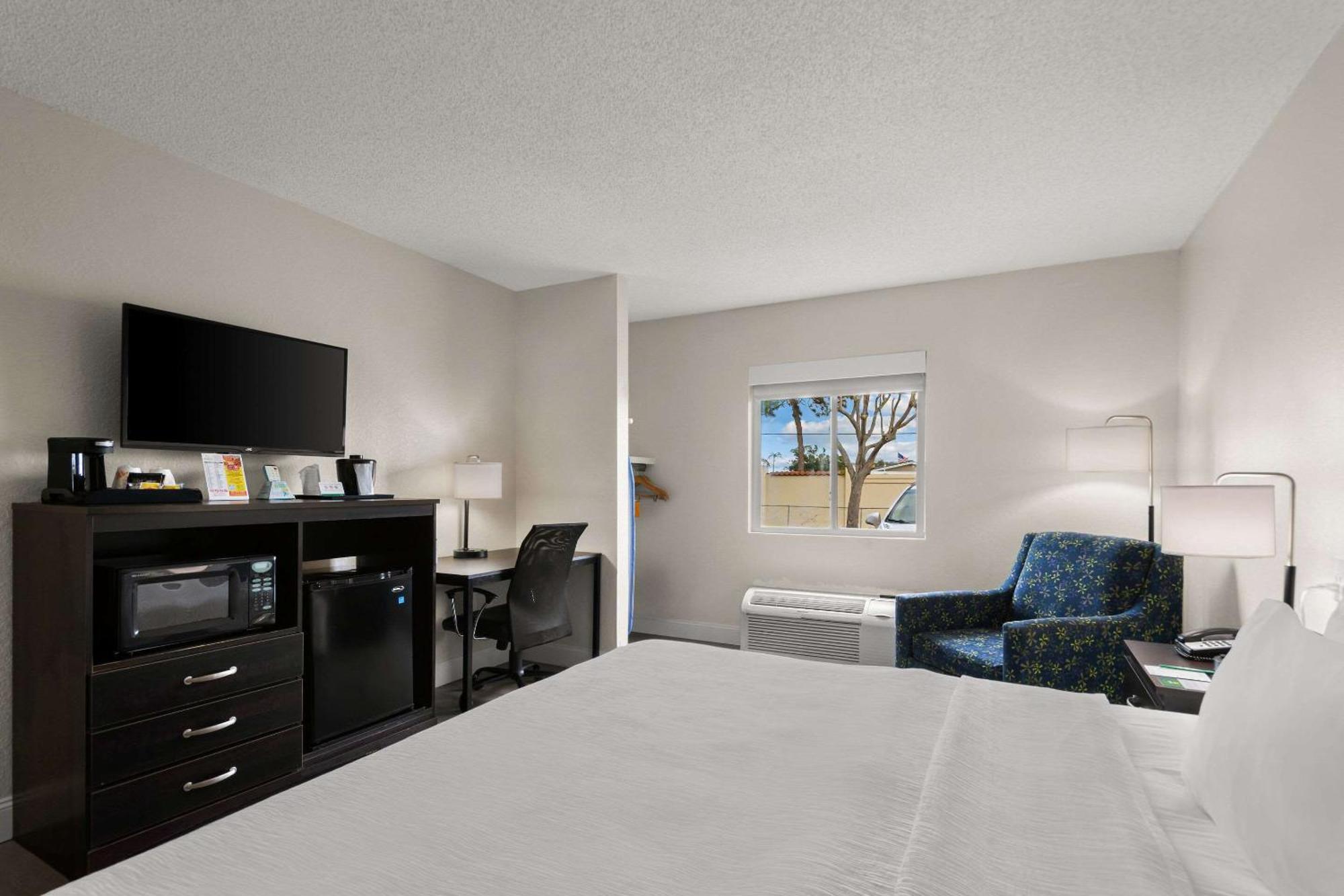 King Room with Roll in Shower - Mobility Accessible/Non-Smoking