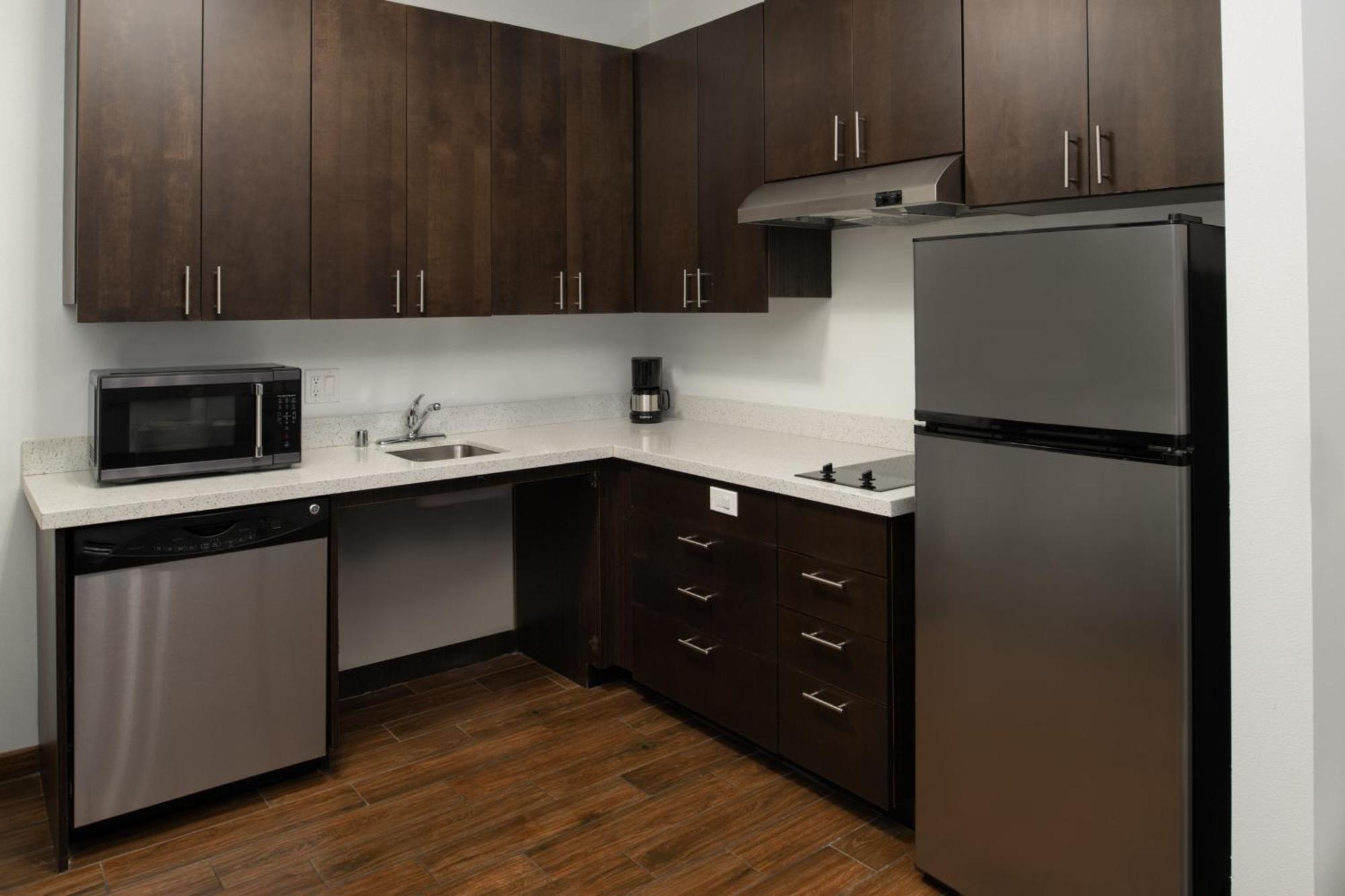 One-Bedroom Queen Suite