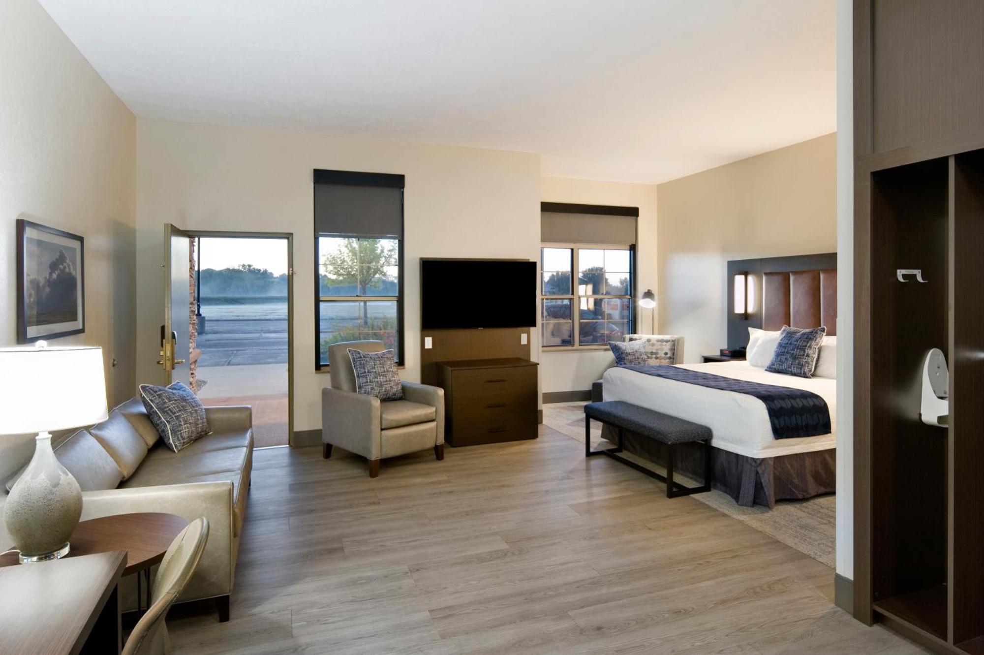 Executive Suite,1537736275:JPEG