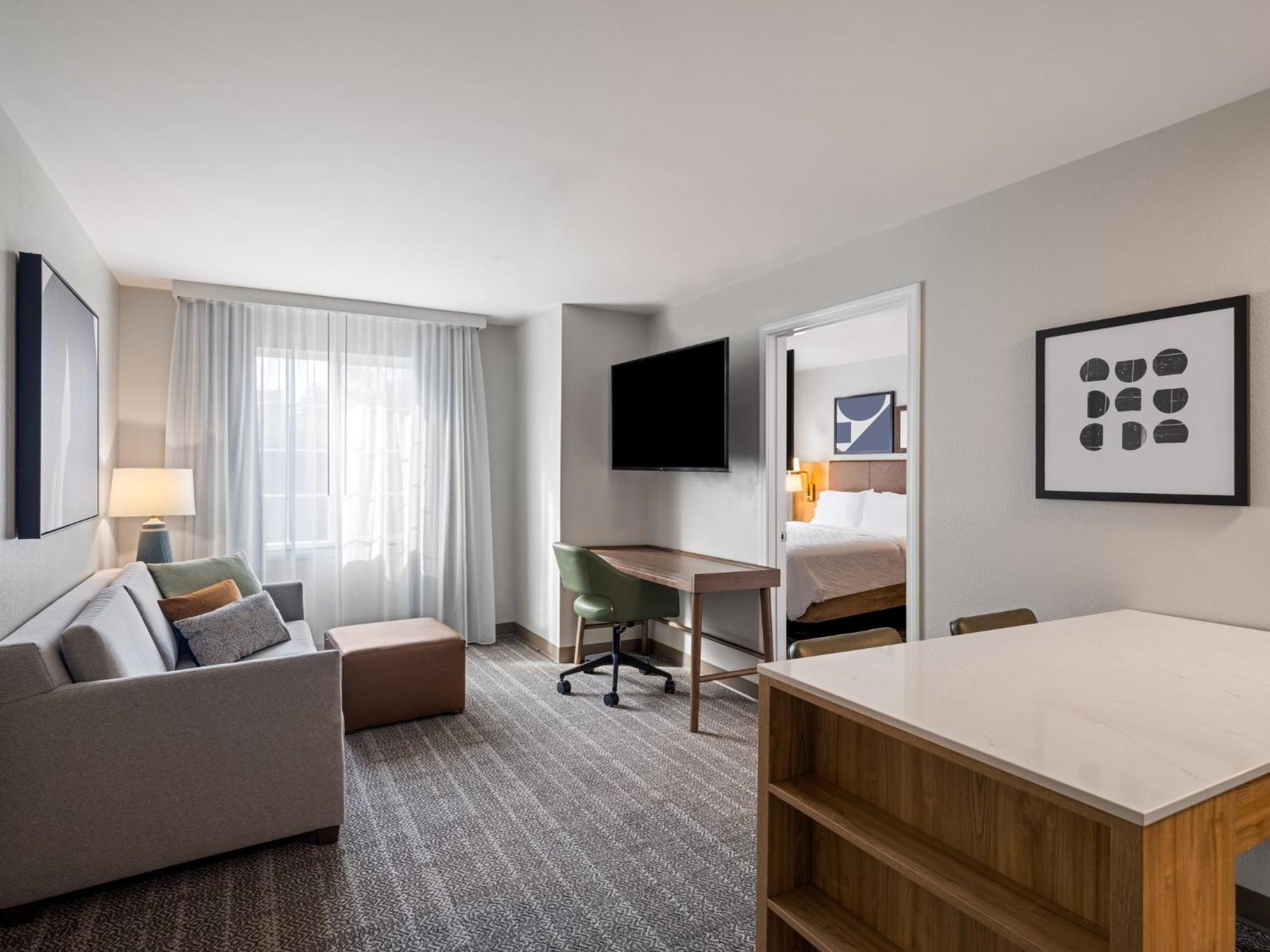 Queen Suite with Roll-In Shower - Disability Access