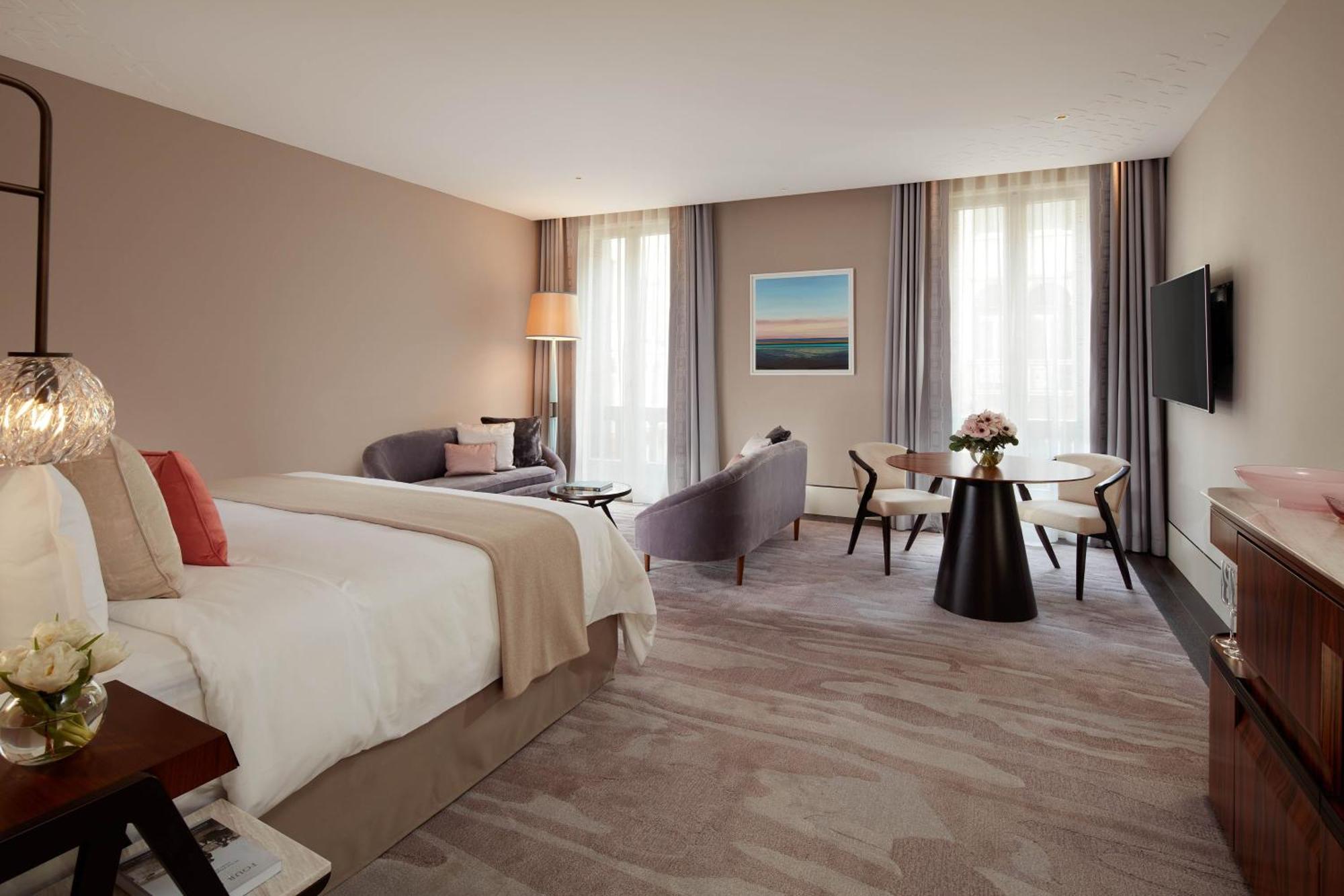 Astor Junior King Suite with City View