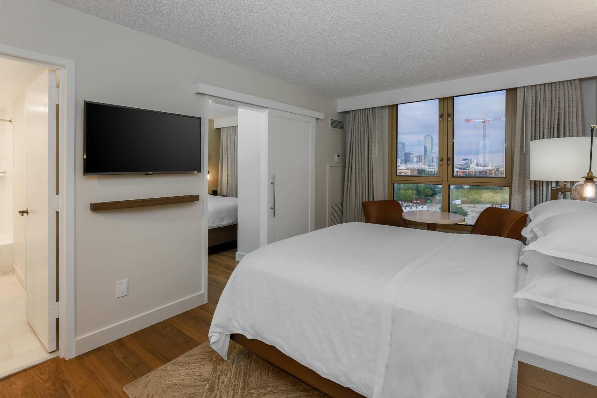 1 King & 1 Queen, Club level, 2 Bedroom Suite, Balcony,1536618760:JPEG
