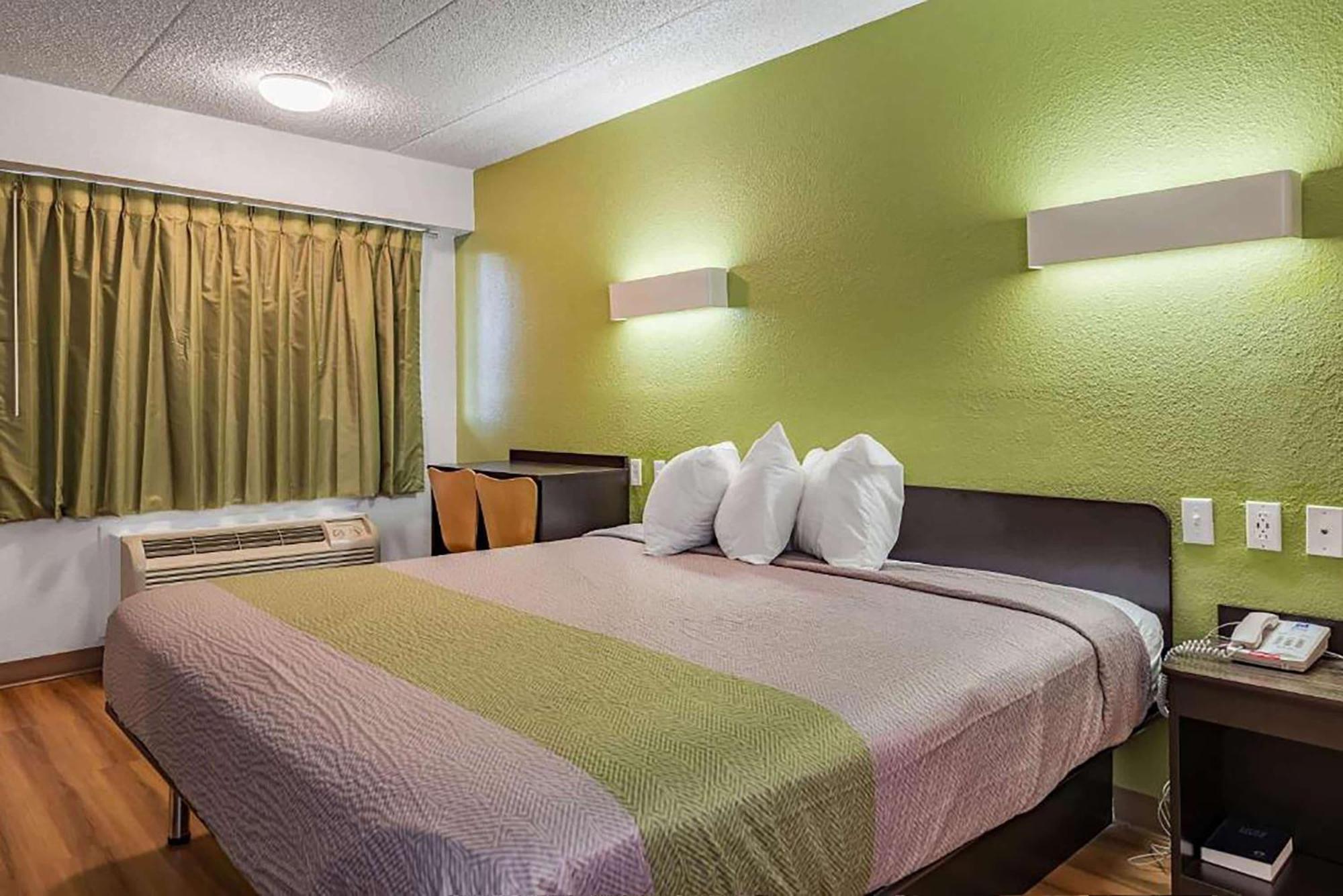 King Room with Mobility Access and Bathtub with Grab Bars, Non-Smoking