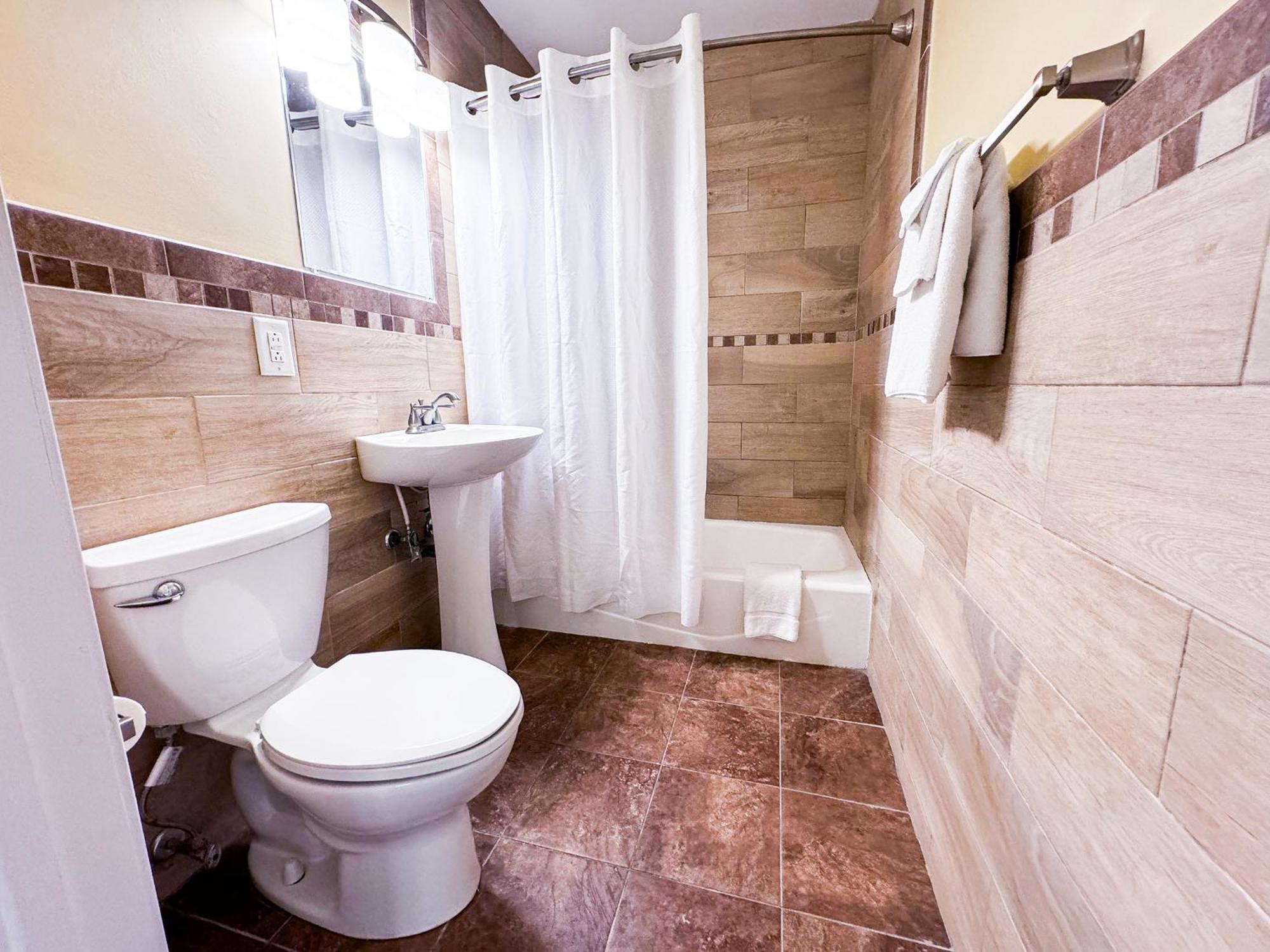 Deluxe Family Room,1538622364:JPEG