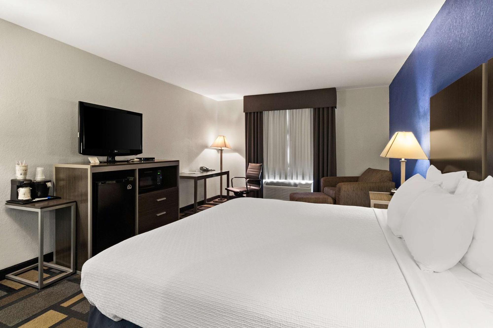 King Room - Mobility Accessible with Bathtub