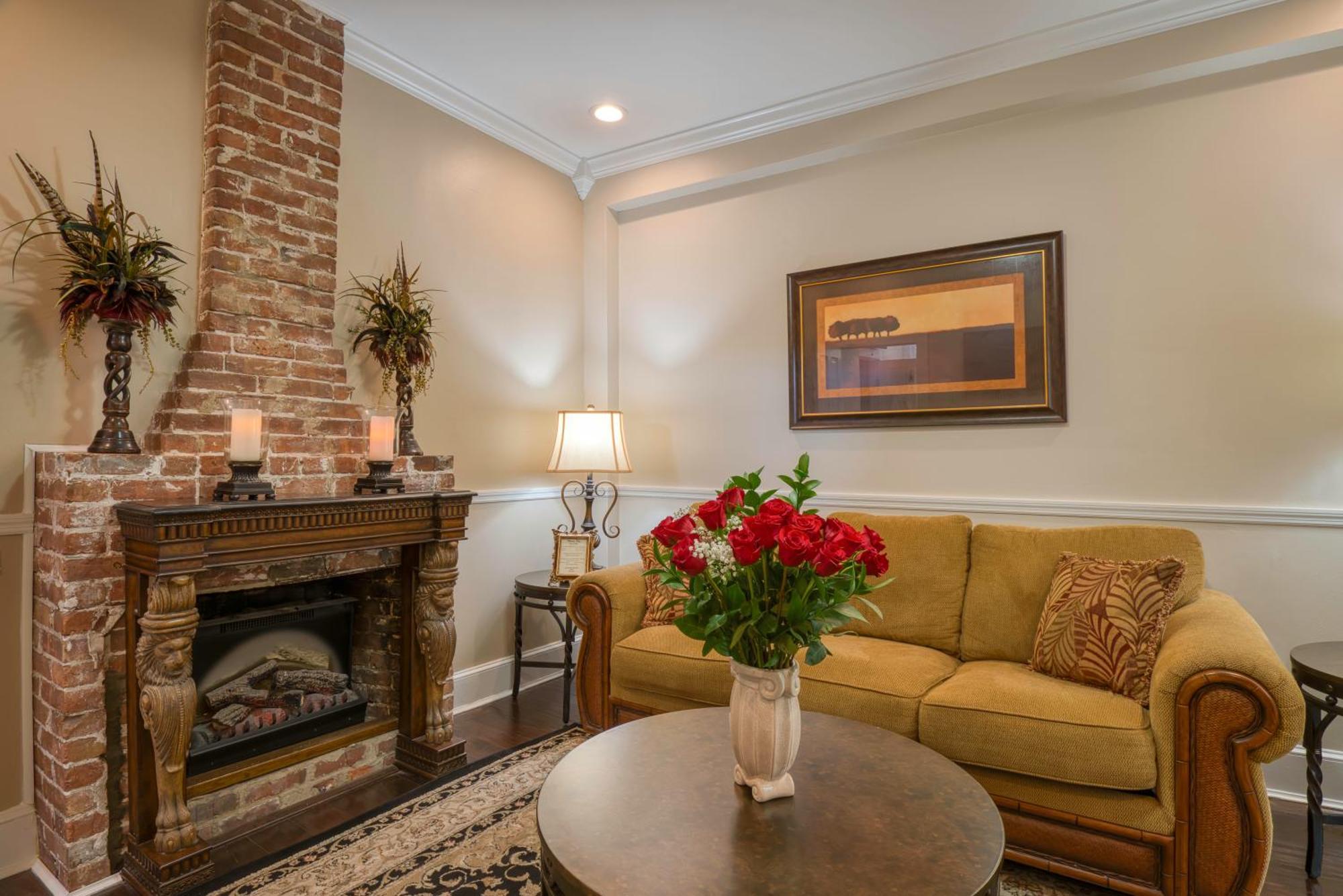 Deluxe Queen Suite
