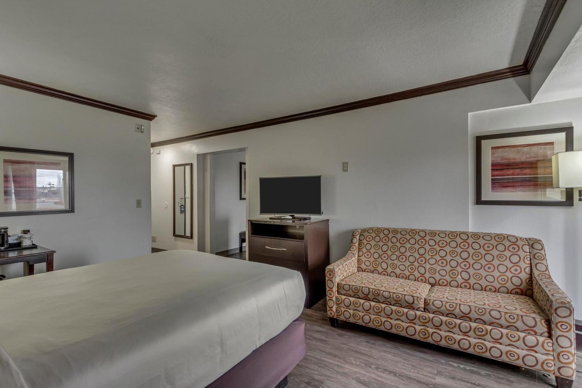 Executive King Room with Sofa Bed - Non-Smoking