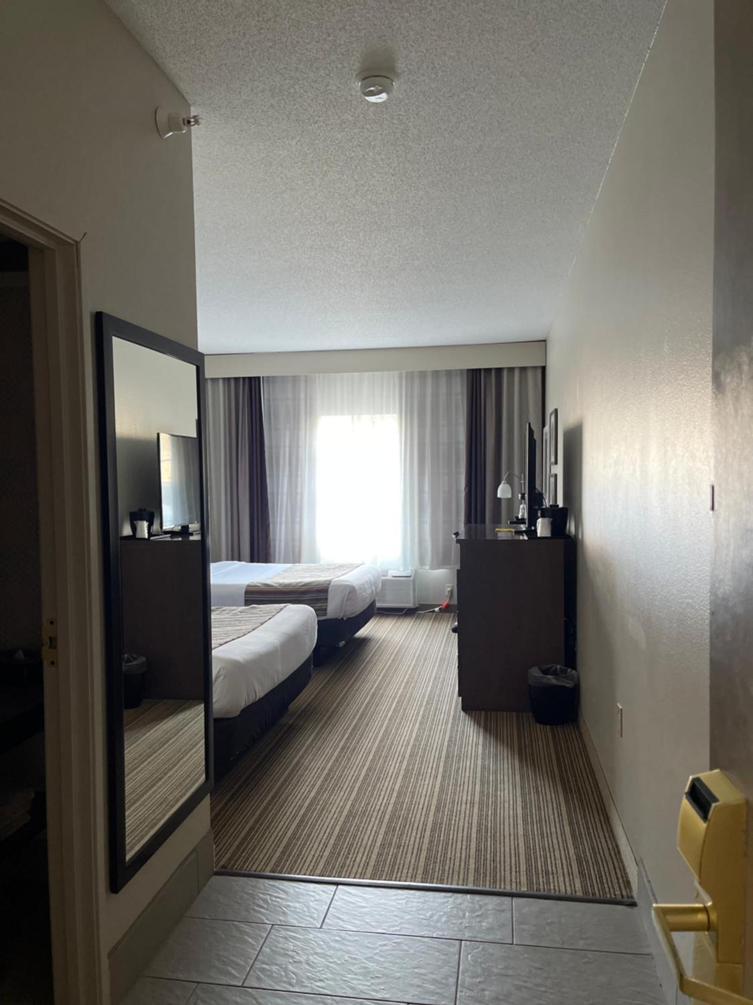 Queen Guest Room with Two Queen Beds - Non-Smoking