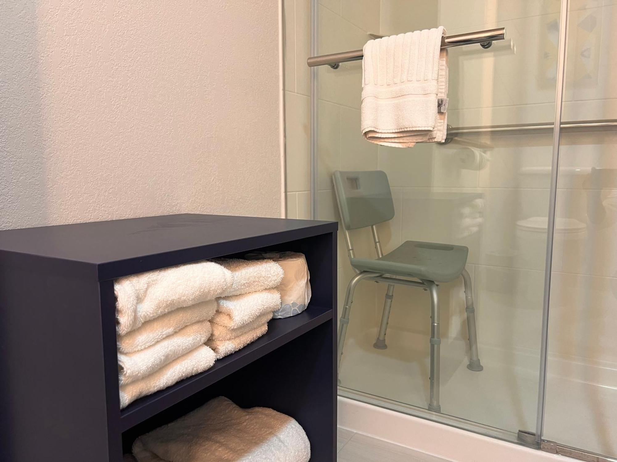 King Suite - Accessible/Non-Smoking