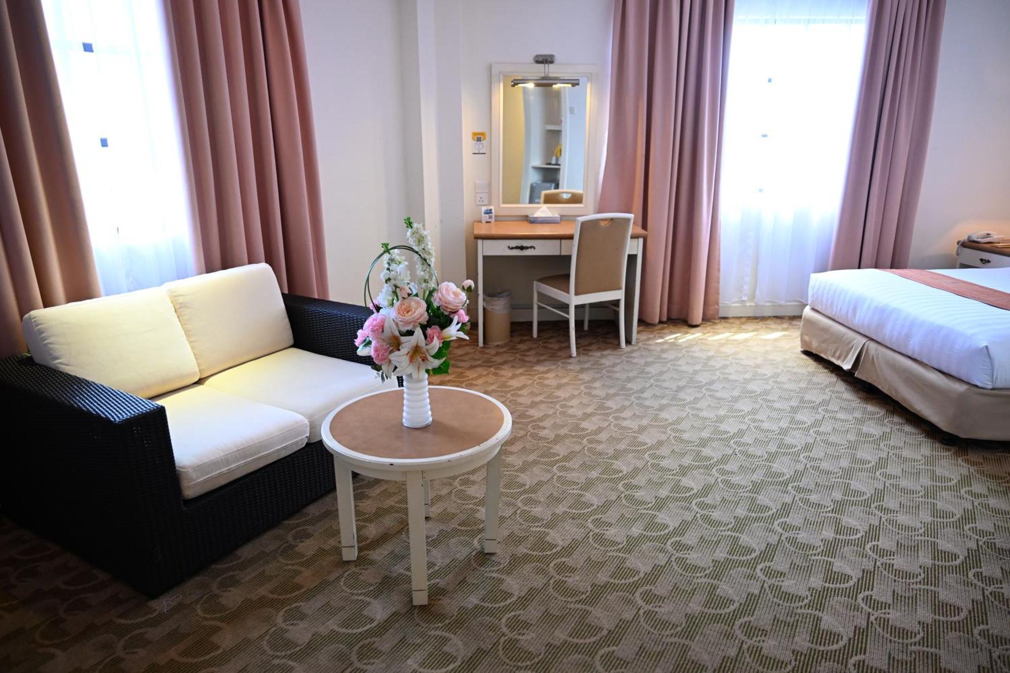 Family Room,1540950595:JPEG