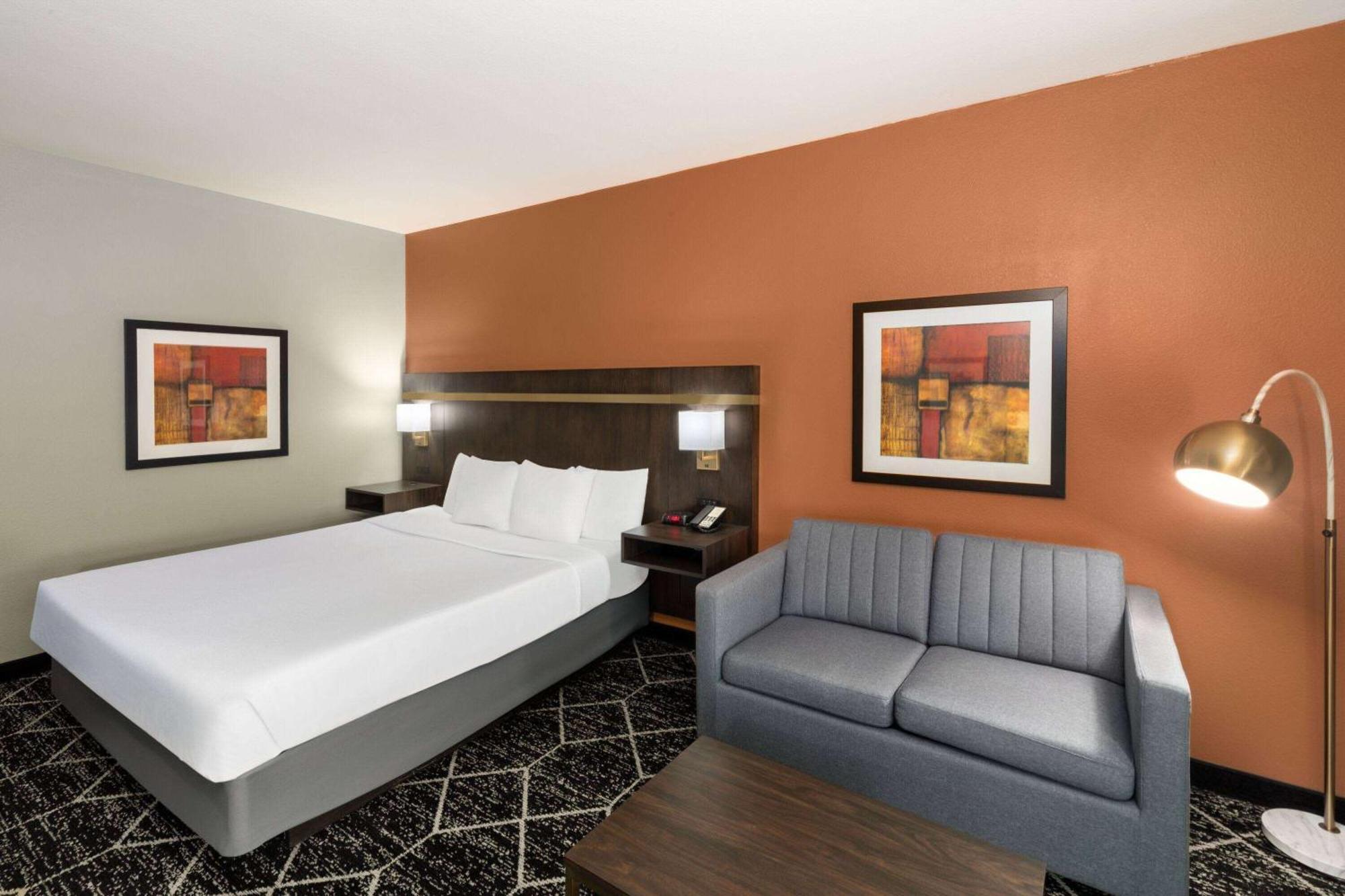 Deluxe King Room - Non-Smoking