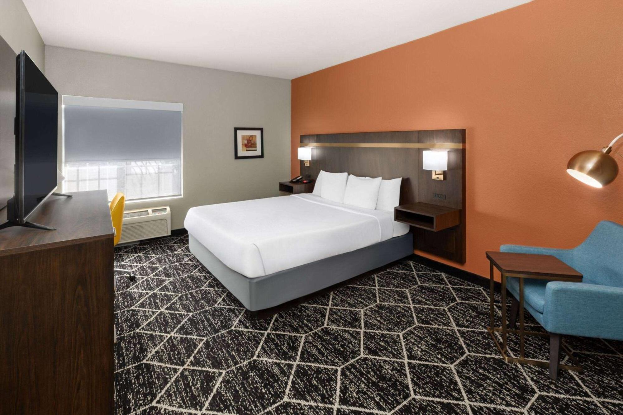 Deluxe King Room - Mobility Access/Non-Smoking