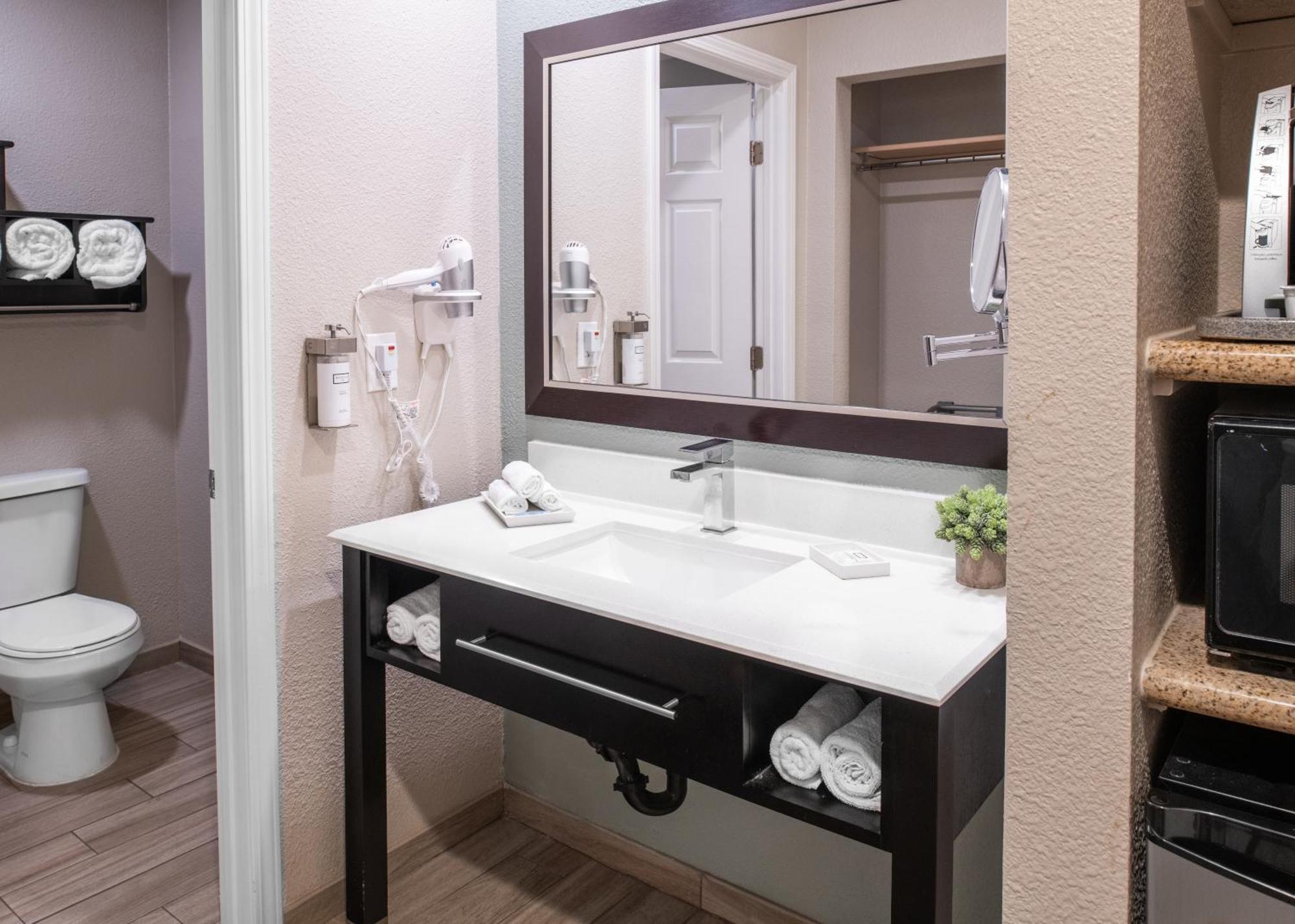 Deluxe Queen Room with Two Queen Beds,1540436953:JPEG