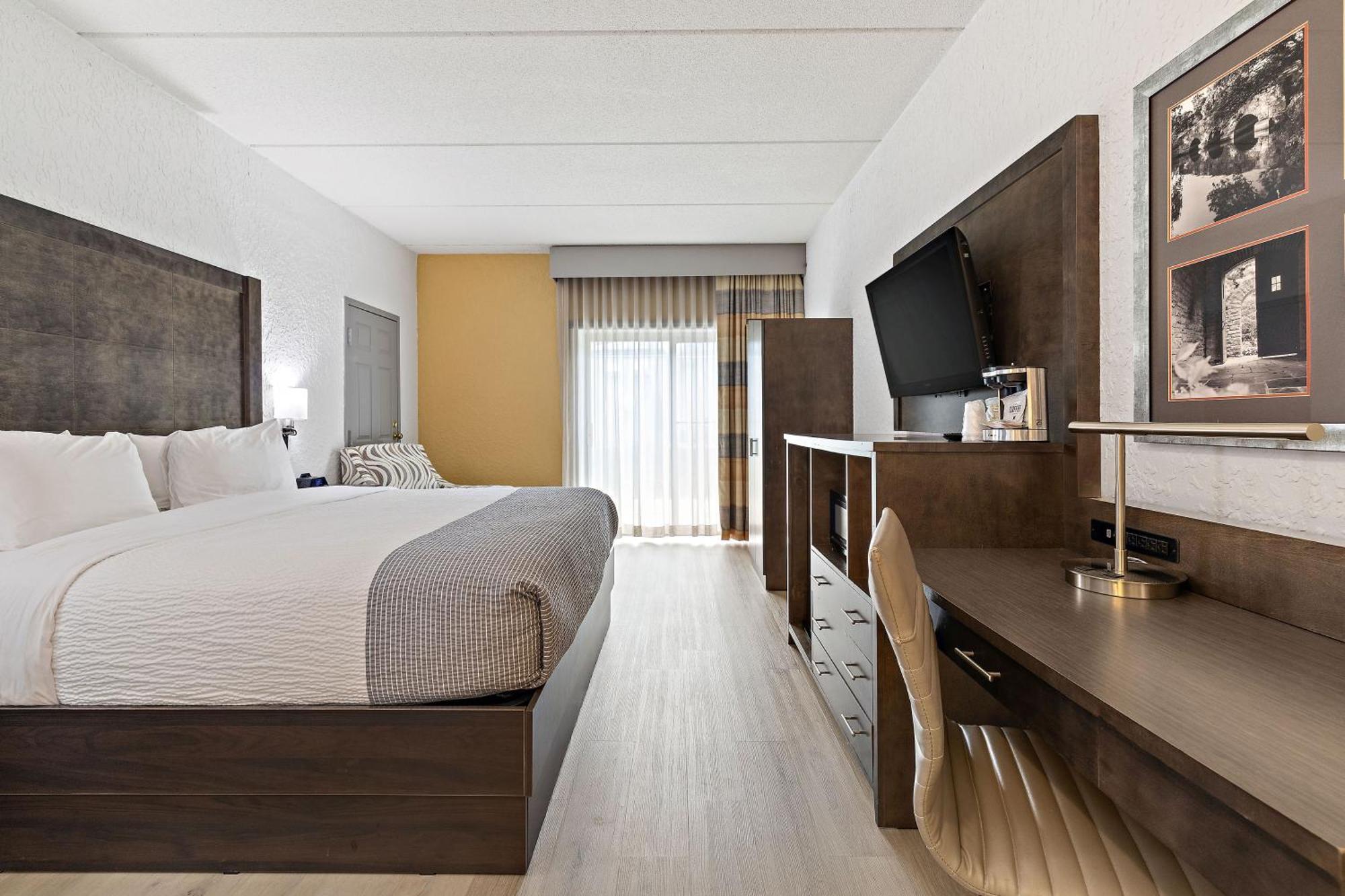 Deluxe King Room - Non-Smoking