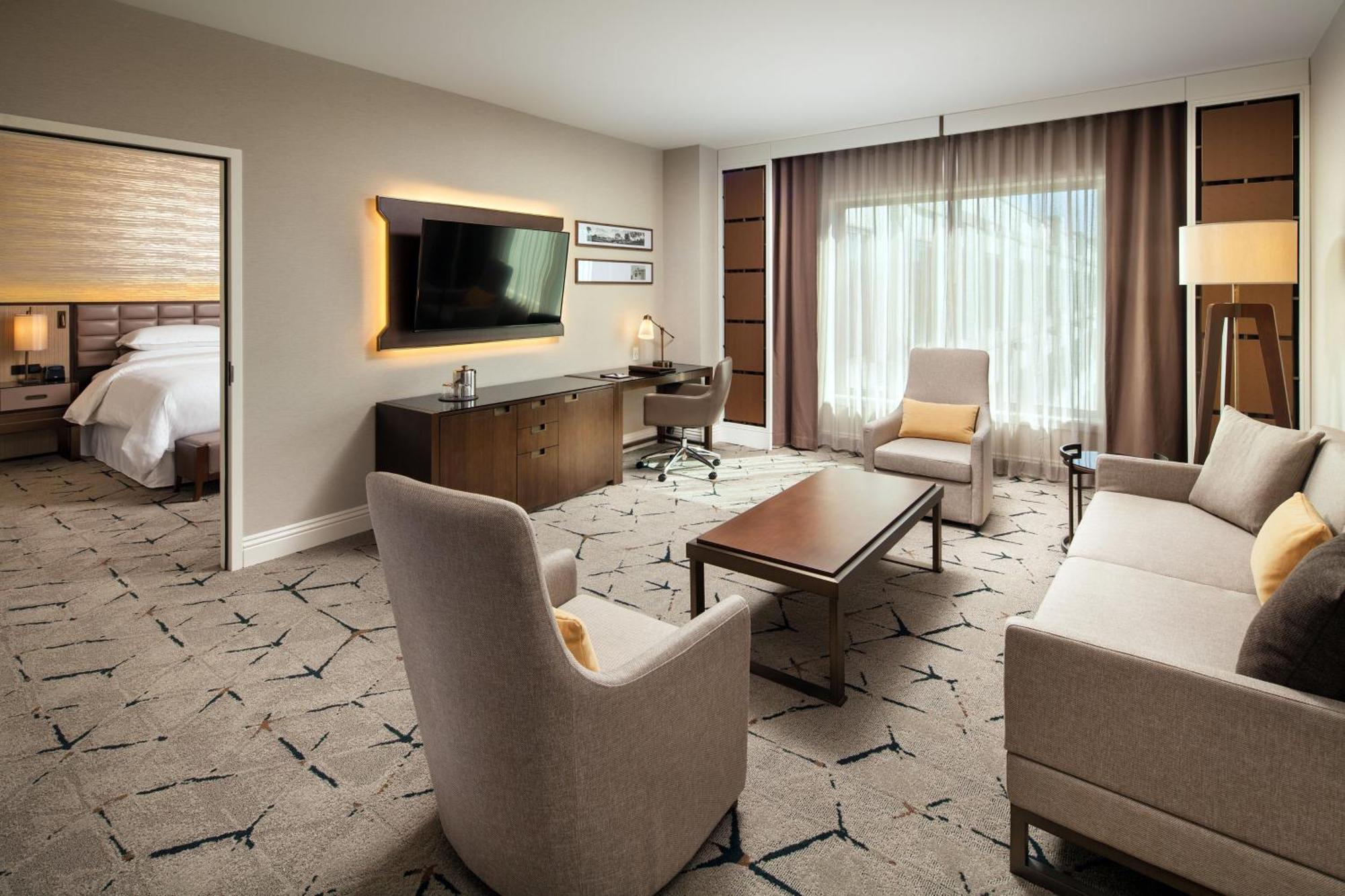 Junior Suite, 1 King, Pool view