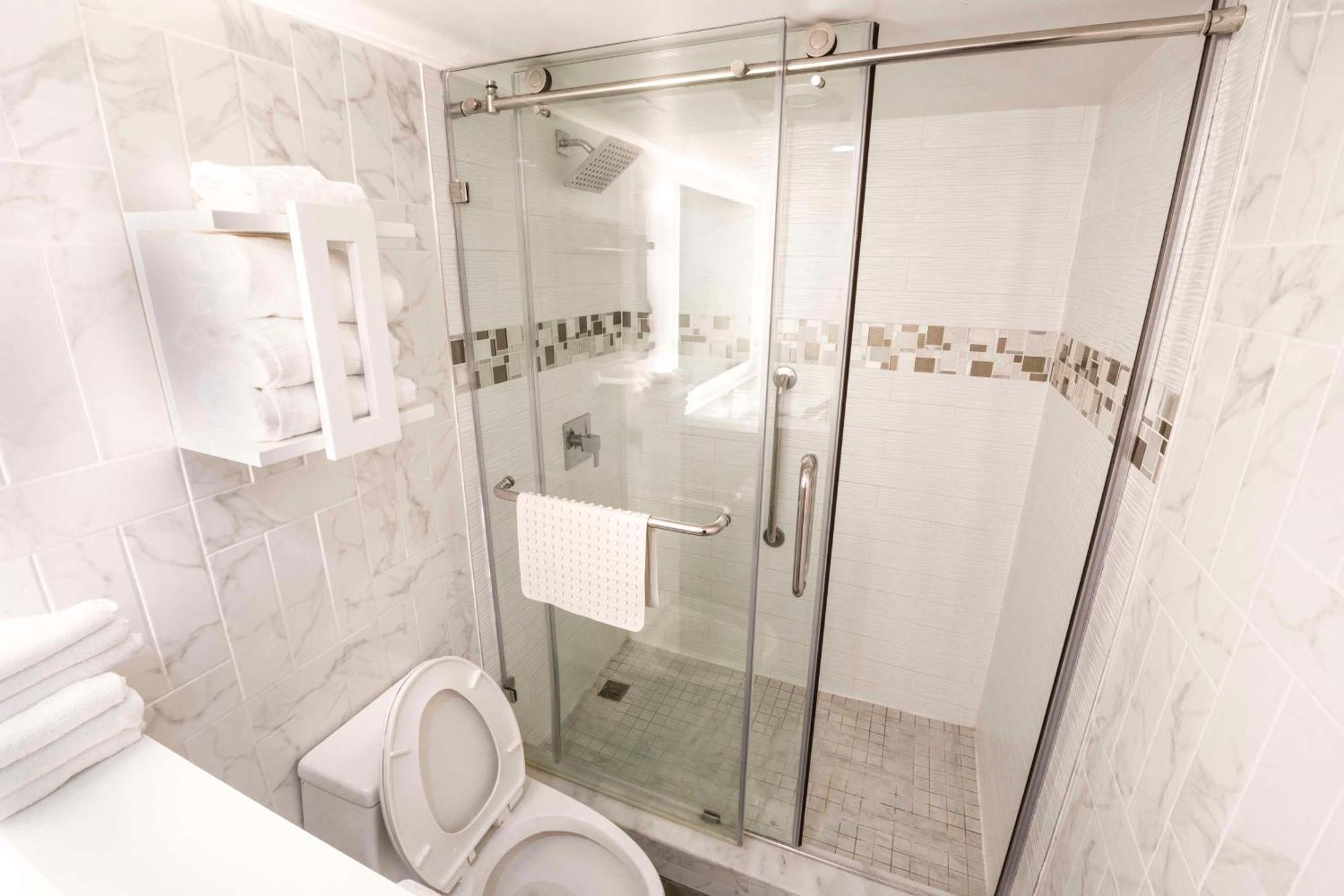 Queen Room with Two Queen Beds - Non-Smoking,1541659042:JPEG