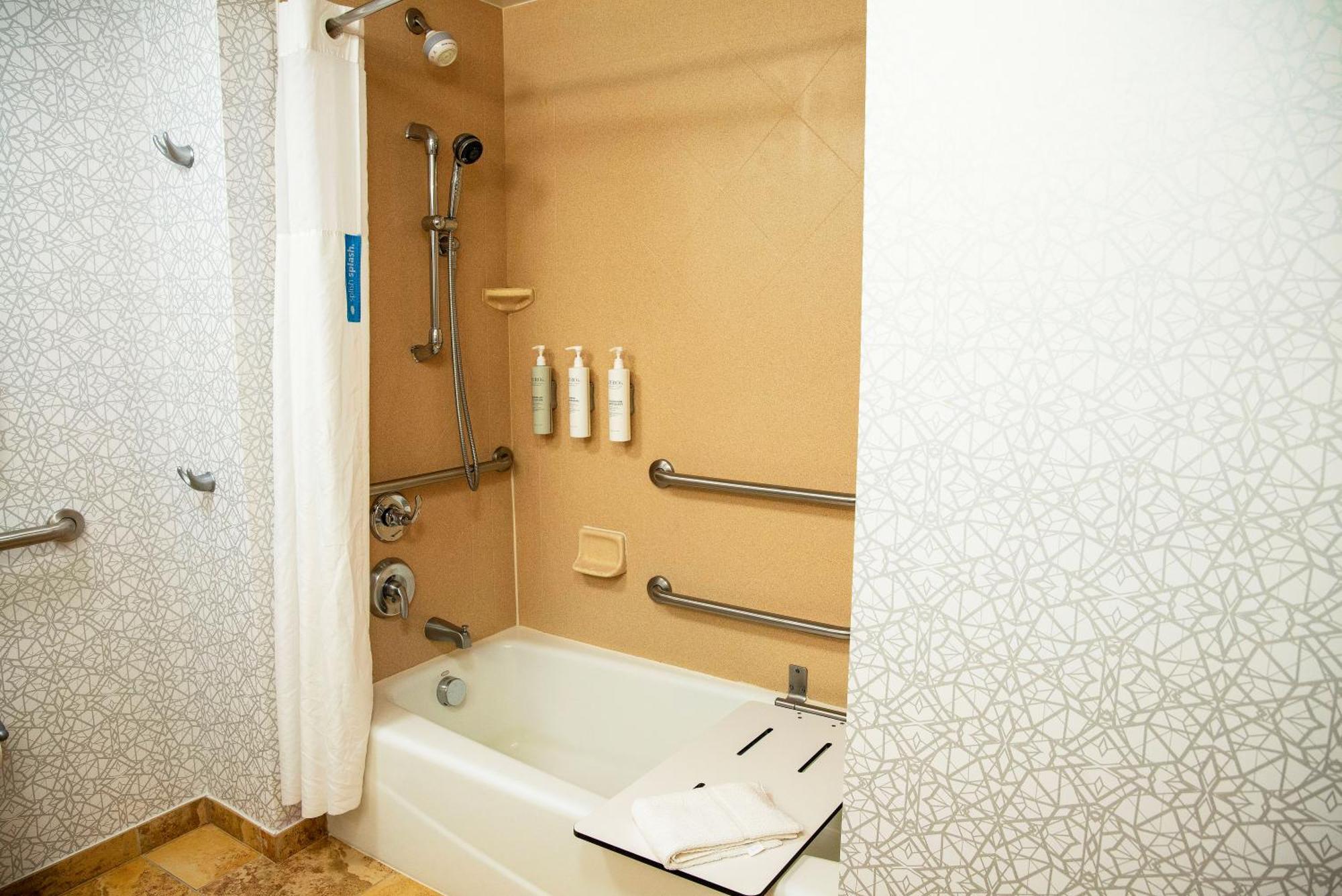 Queen Room with Two Queen Beds - Hearing Access/Non-Smoking,1541777998:JPEG