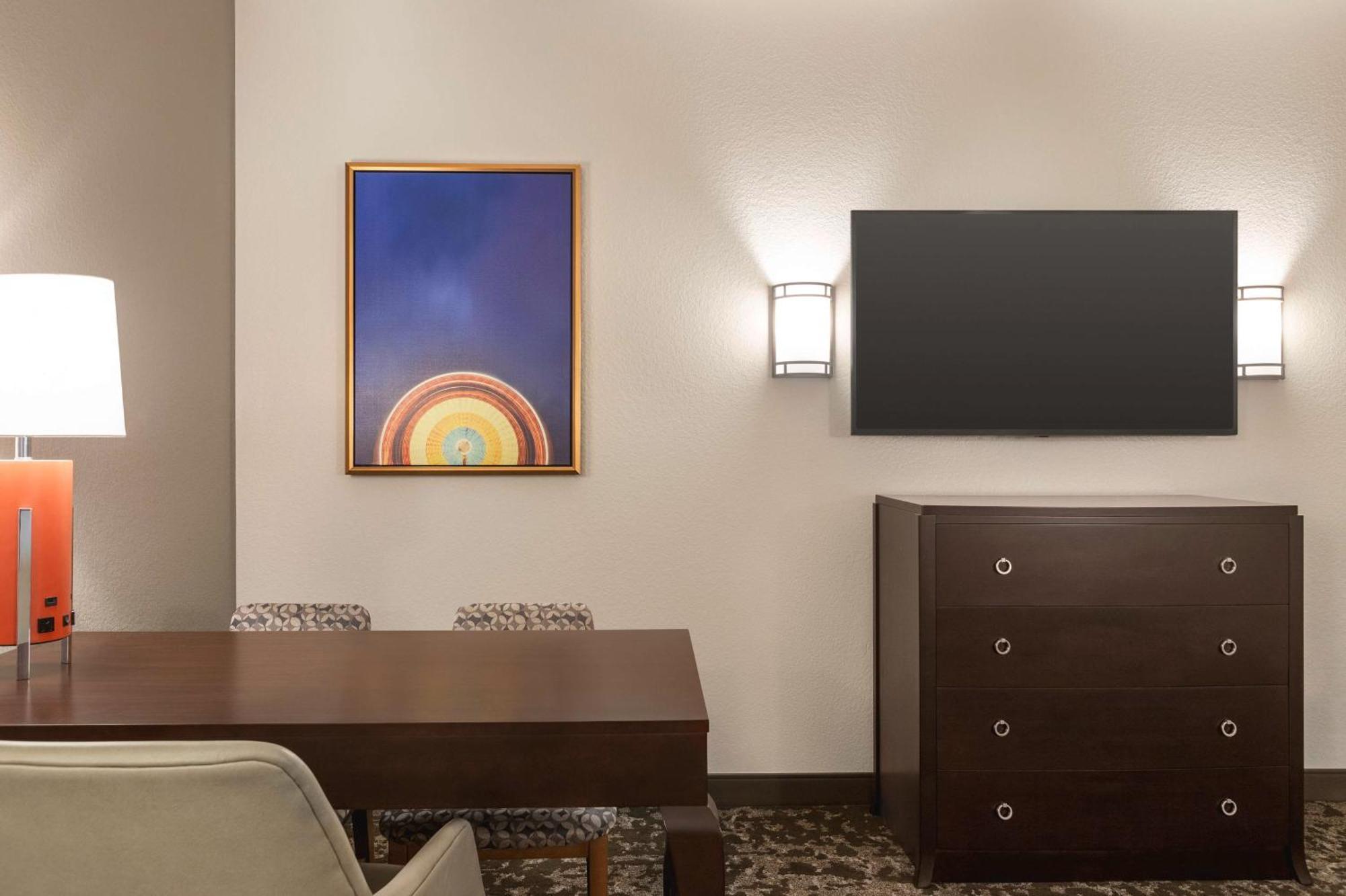 One-Bedroom Queen Suite with Bath Tub - Disability Access/Non-Smoking