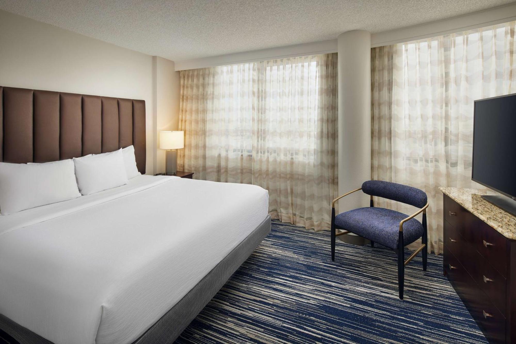 Corner King Suite with Sofa Bed,1542663523:JPEG