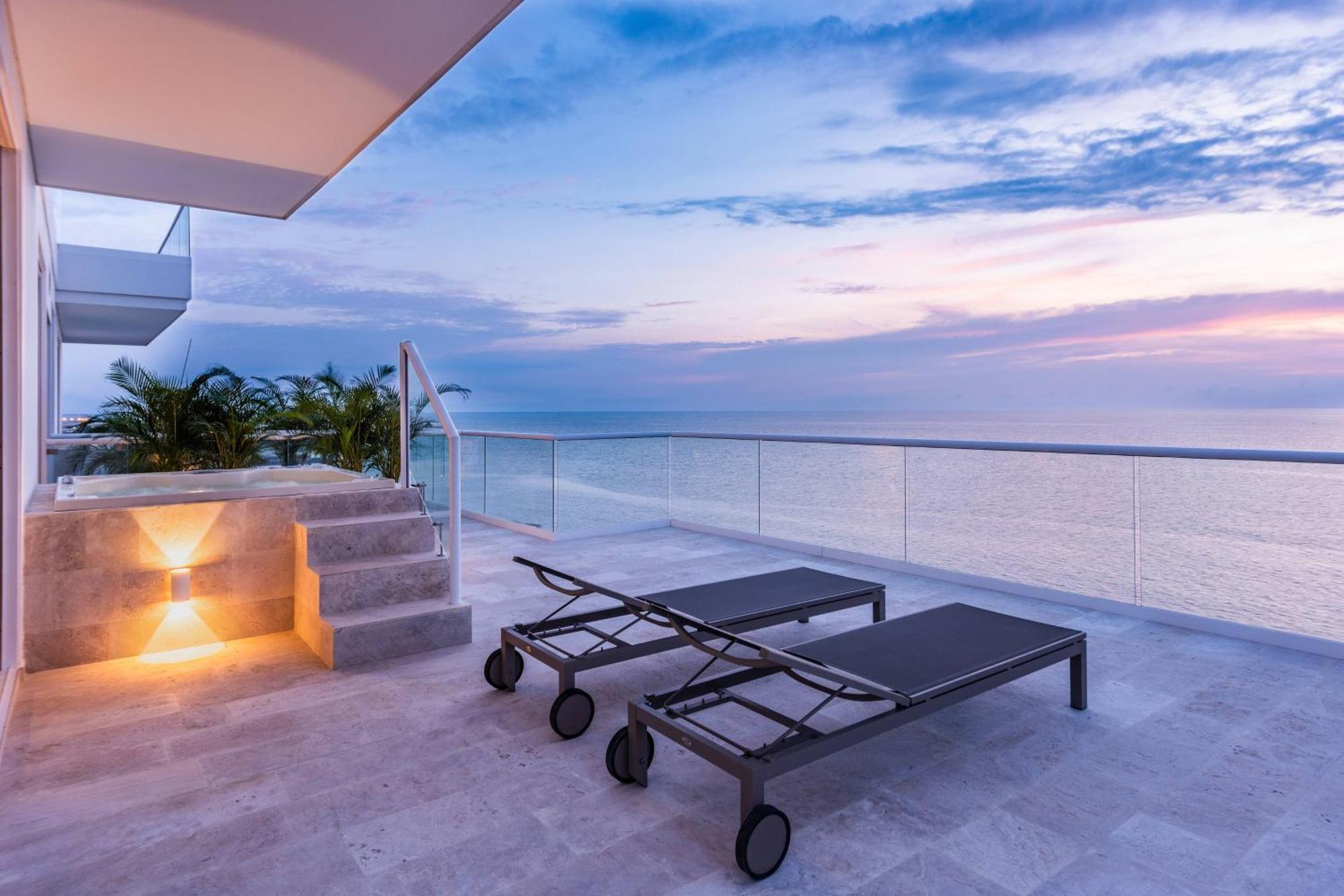 1 Bedroom Suite, 1 King, Sofa bed, Oceanfront, Whirlpool,1543690351:JPEG