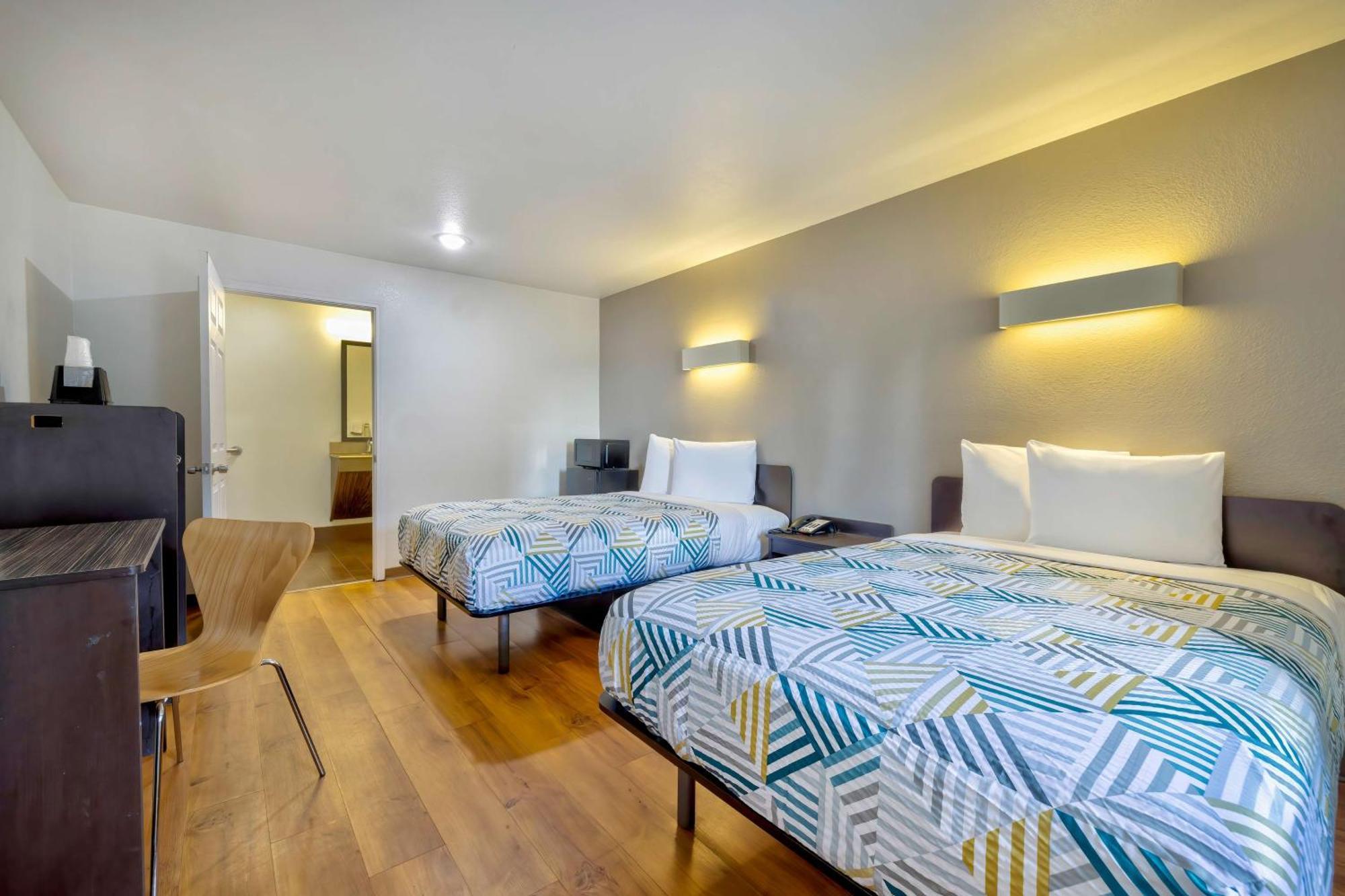 Queen Room with Two Queen Beds - Smoking