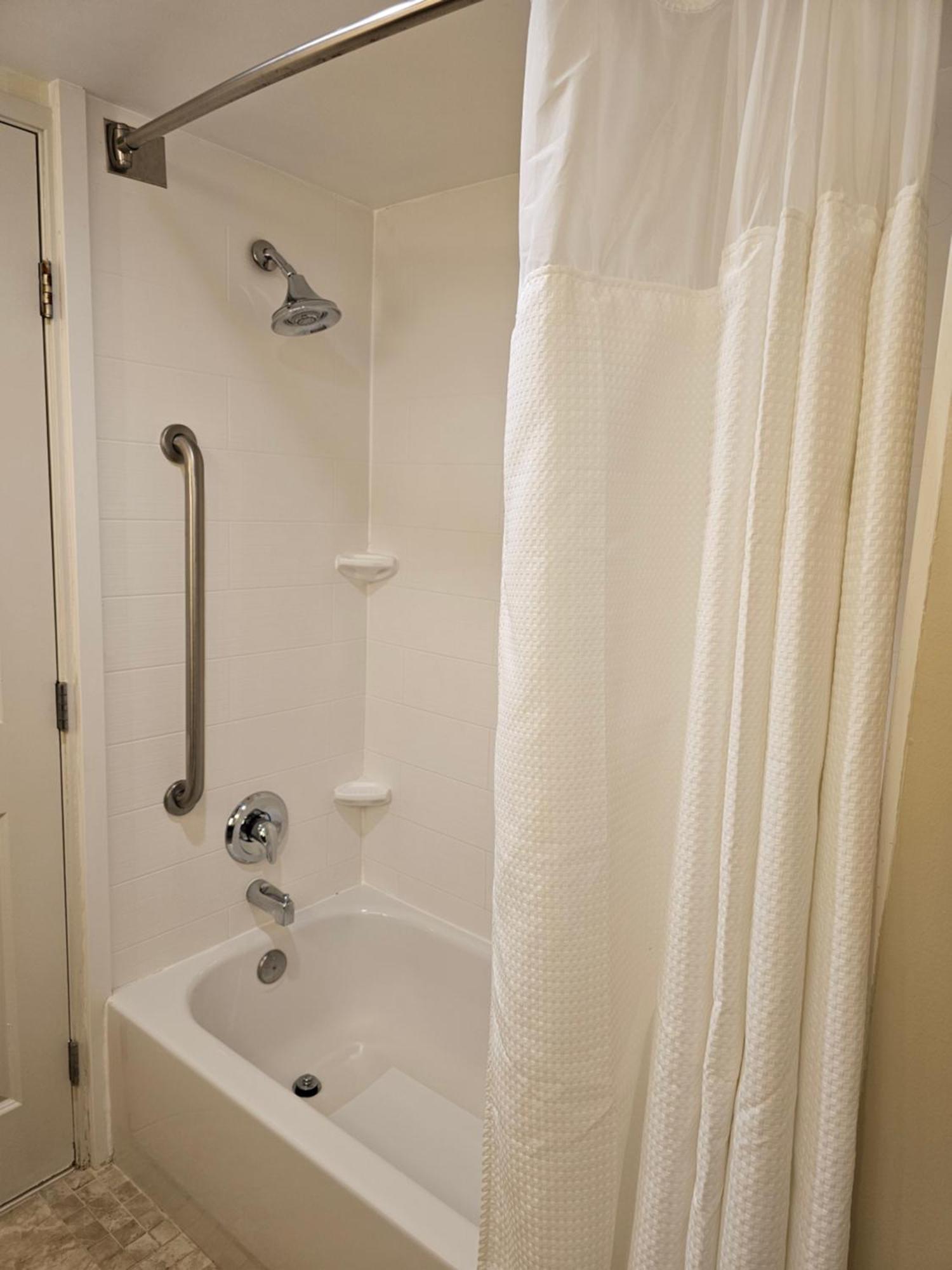 Double Room with Two Double Beds and Bathtub - Mobility Accessible
