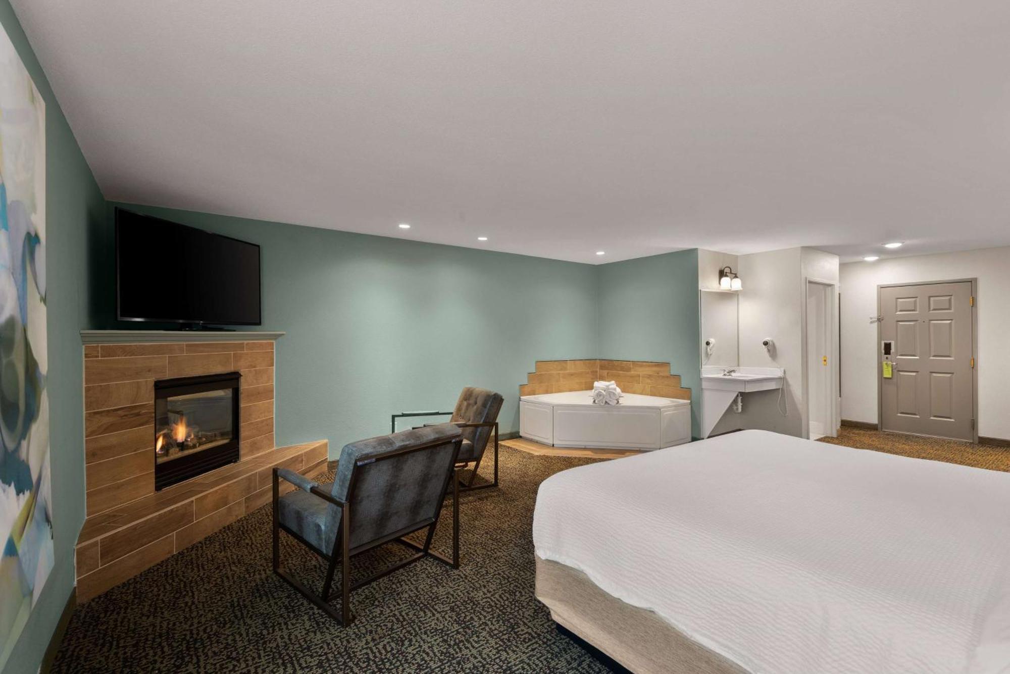 Garden King Suite with Fireplace and Jetted Tub - Non-Smoking,1543736224:JPEG