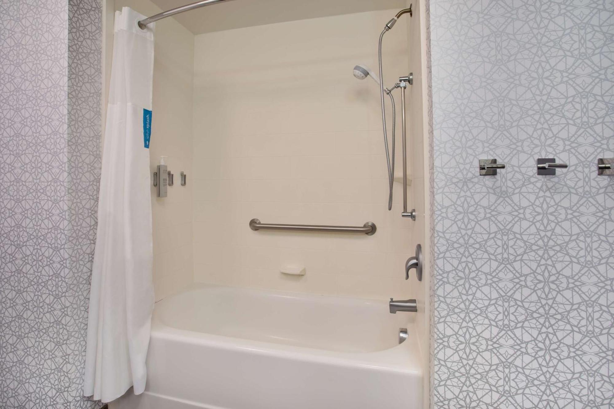 King Room - Hearing Access/Non-Smoking