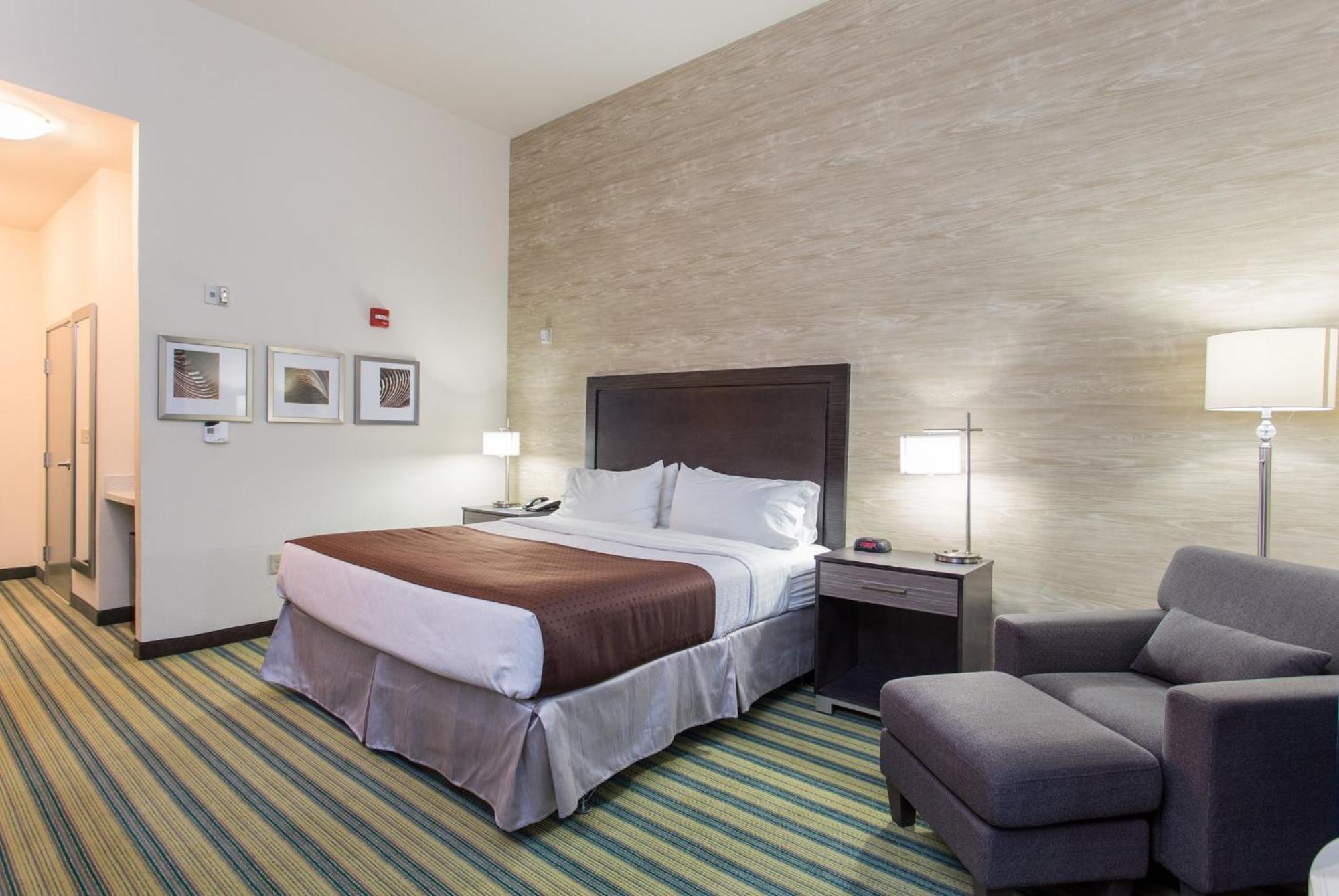 Standard King Room with Roll-In Shower - Mobility Access