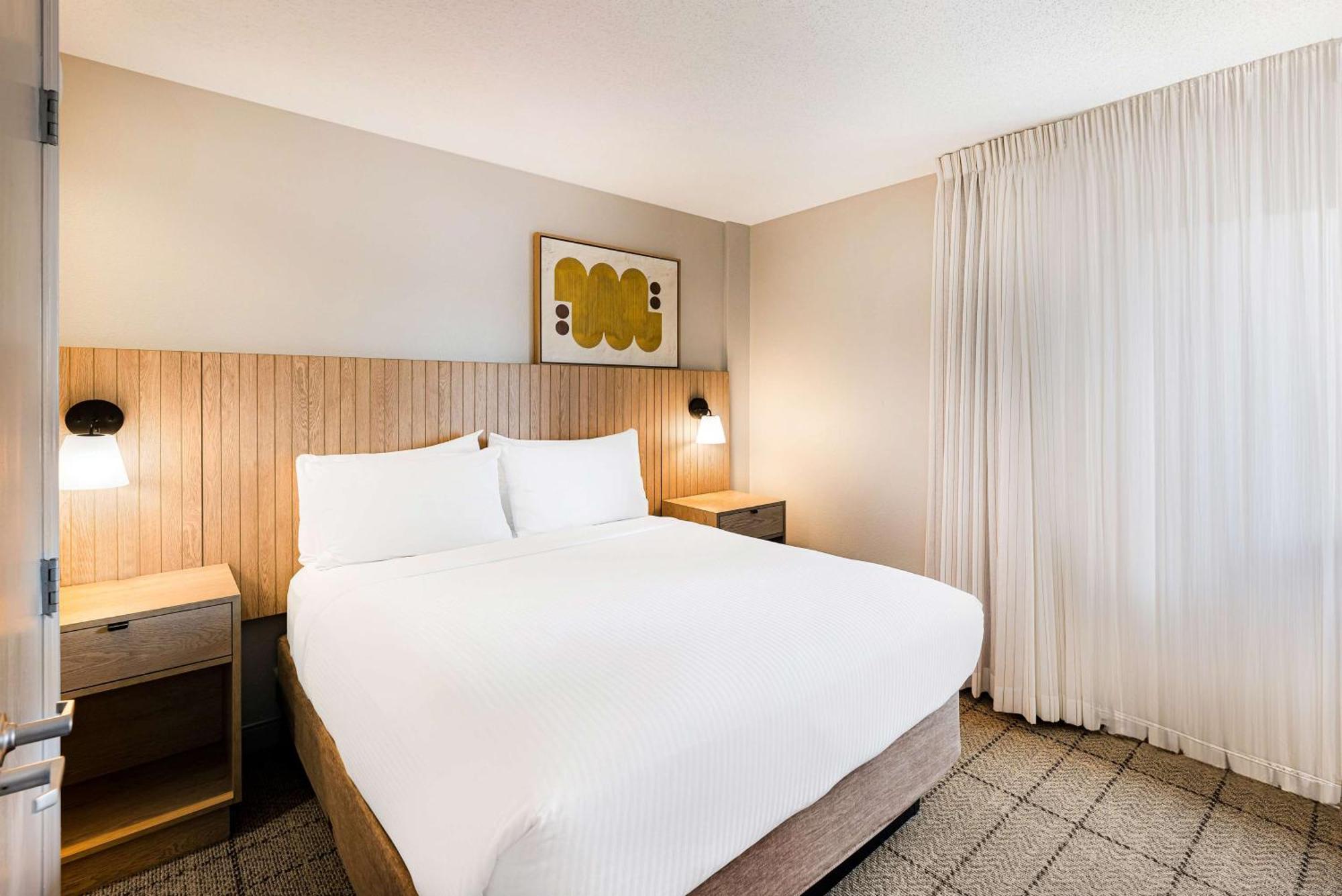 One-Bedroom Queen Suite