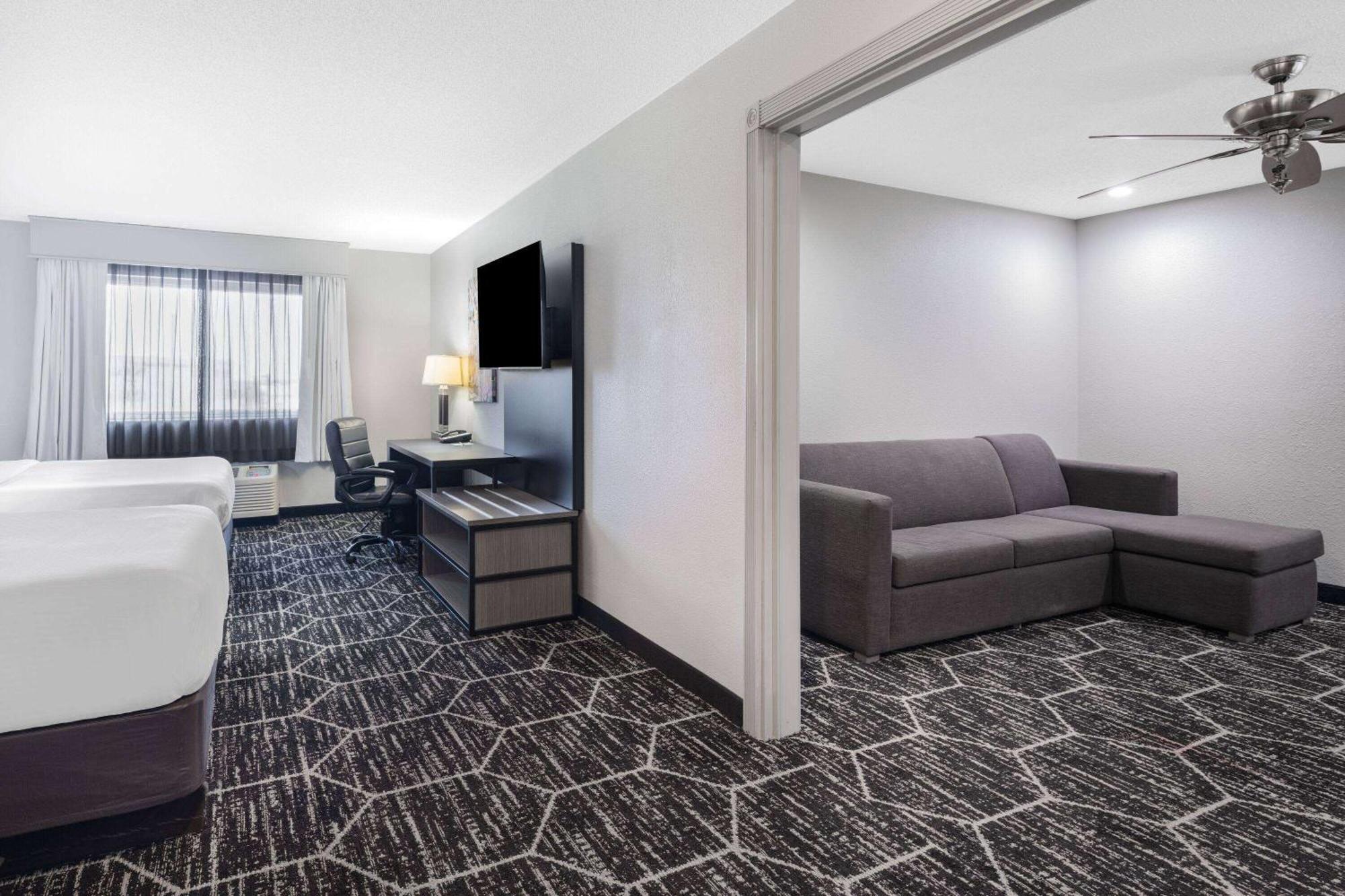 Deluxe Family Suite - Non-Smoking