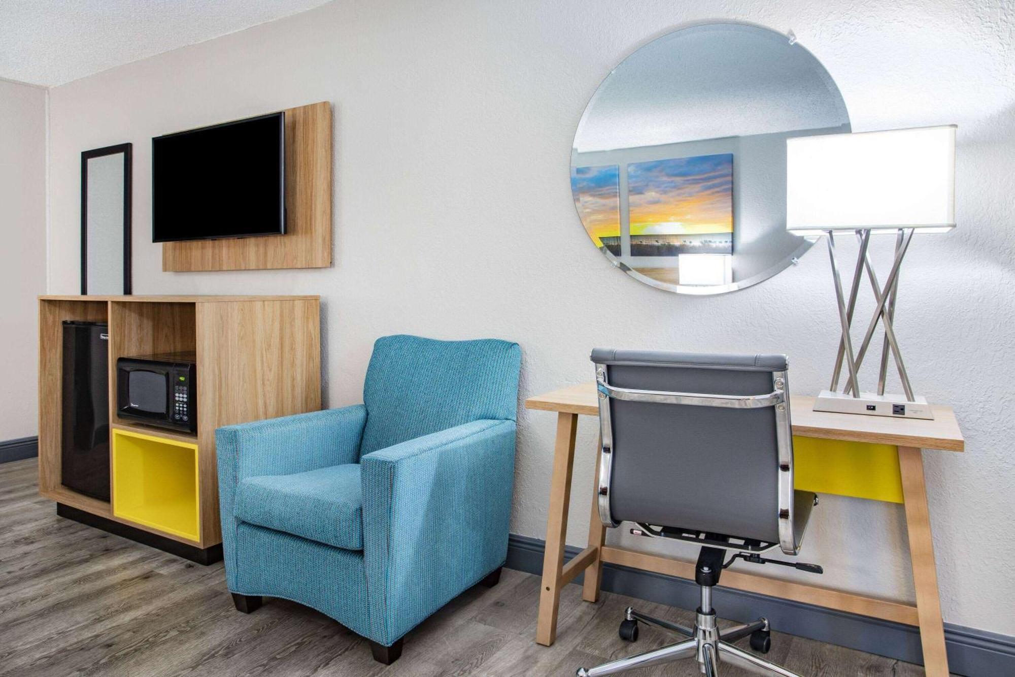 King Room with Sofa Bed and Bath Tub - Mobility/Hearing Accessible - Non-Smoking