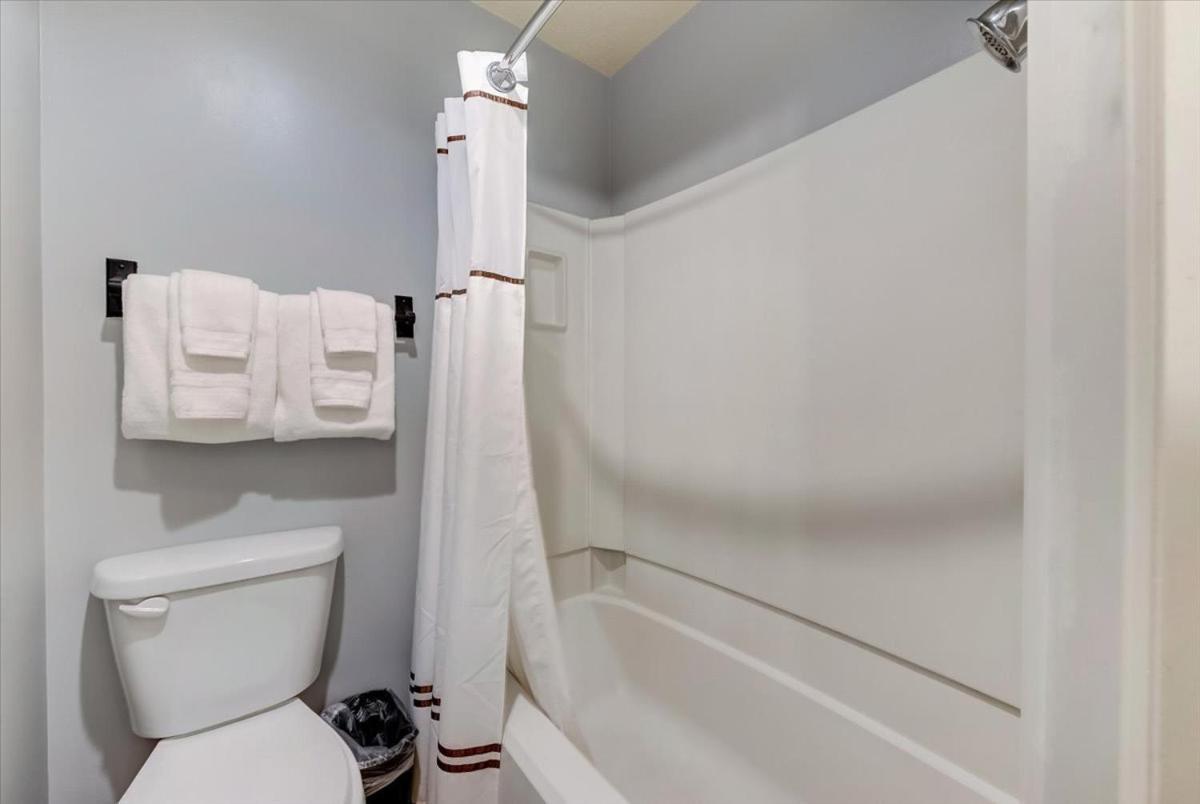 3 Bedroom Condominium,1546475848:JPEG