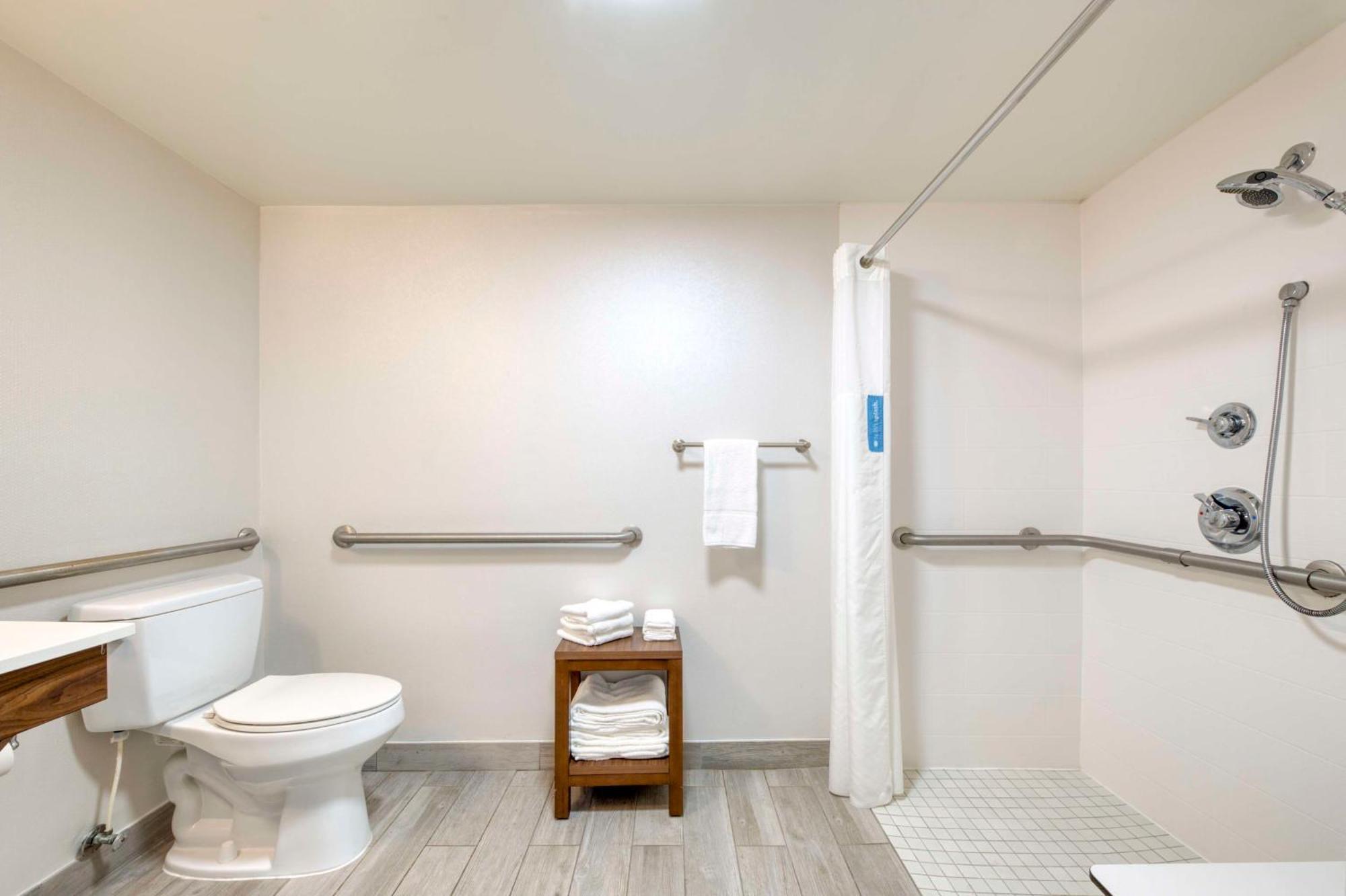 King Room with Roll-In Shower - Mobility Access/Non-Smoking,1546944925:JPEG