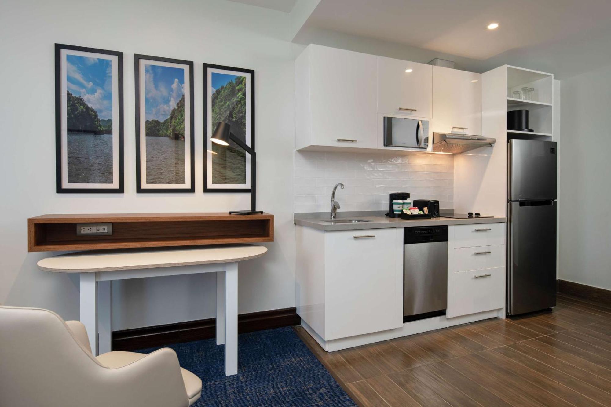 One-Bedroom Queen Suite with Two Queen Beds