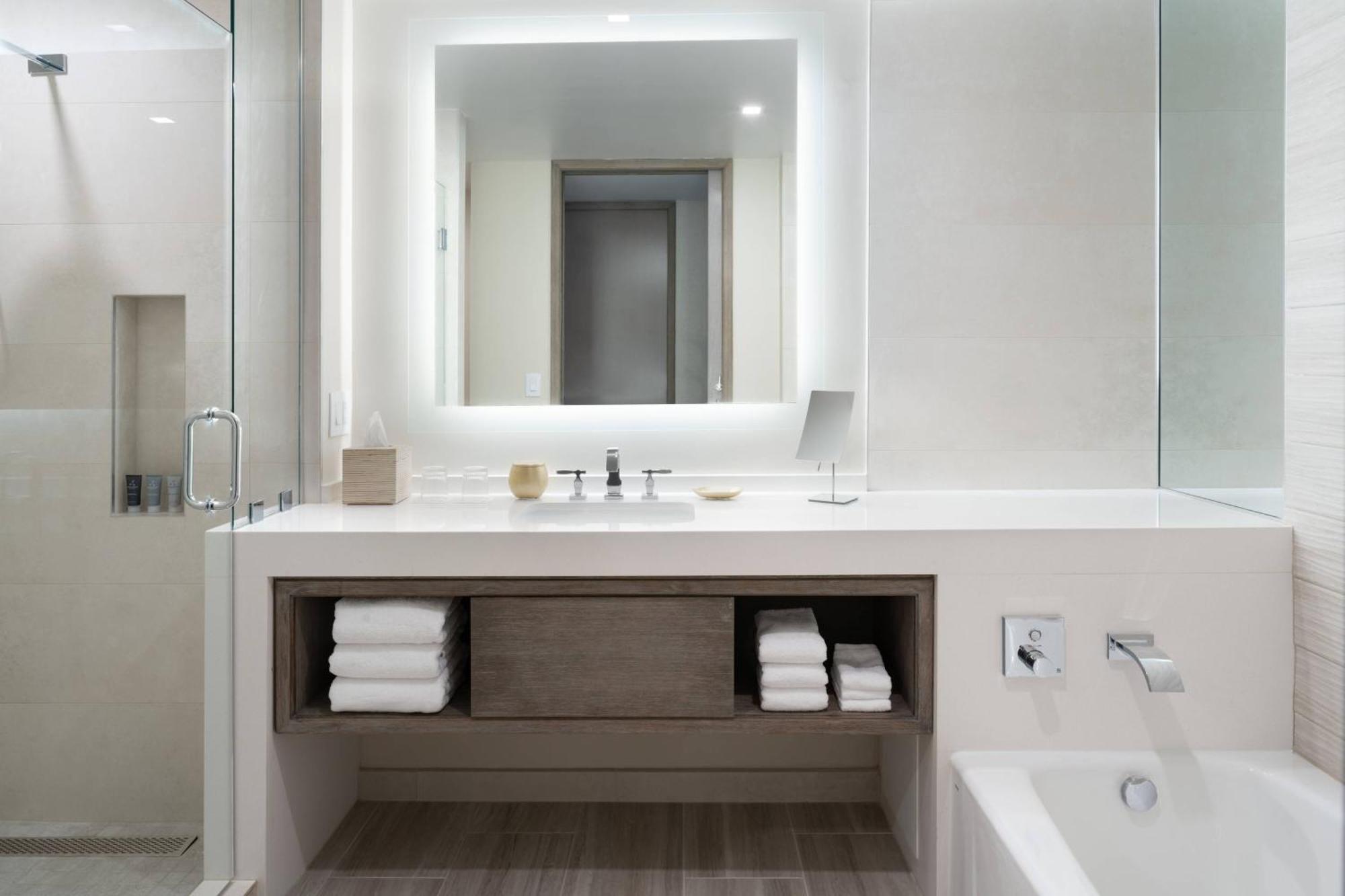 Guest Room, 1 King,1546982443:JPEG