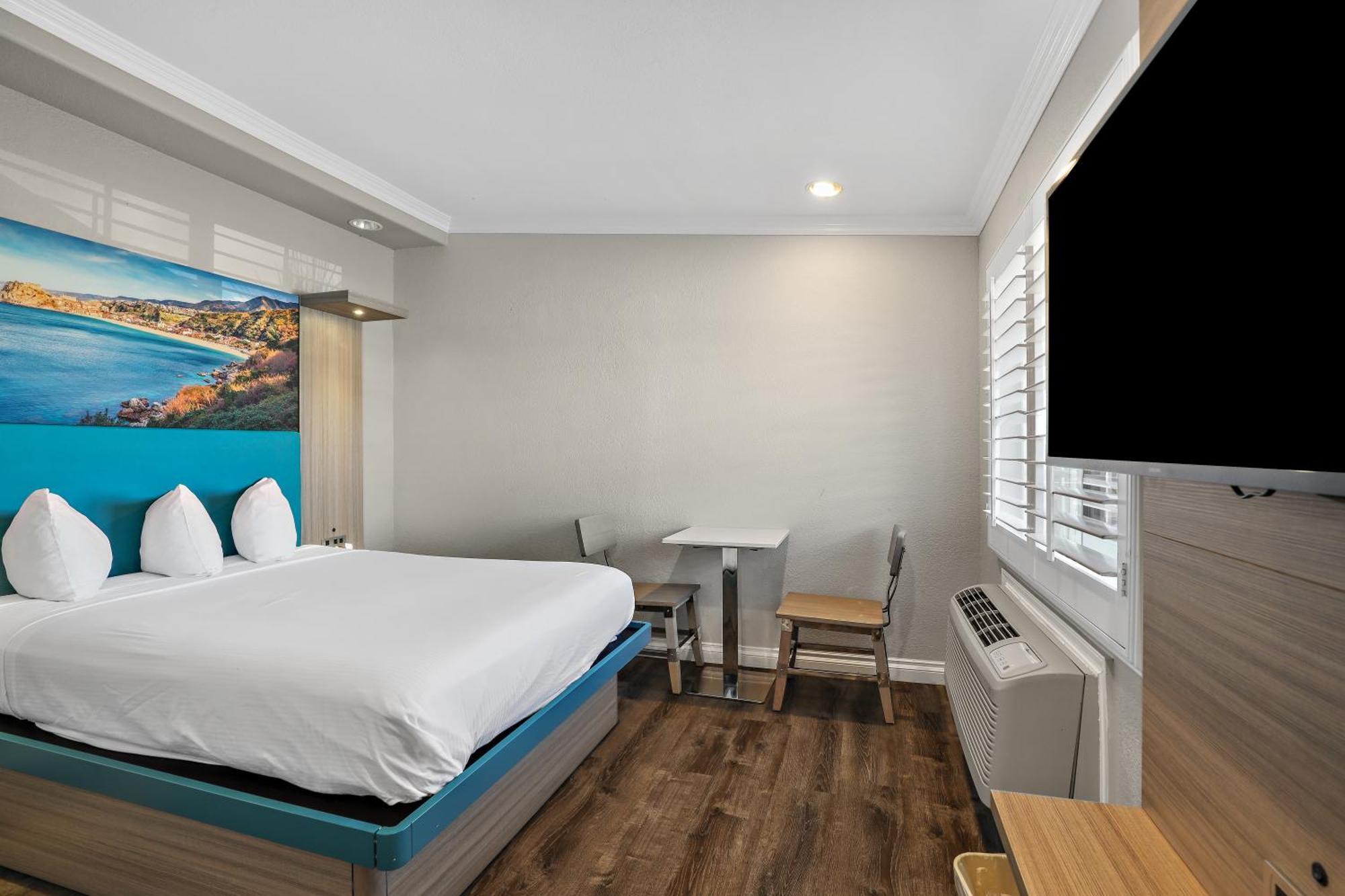 2 Room Suite with Kitchen,1547342710:JPEG