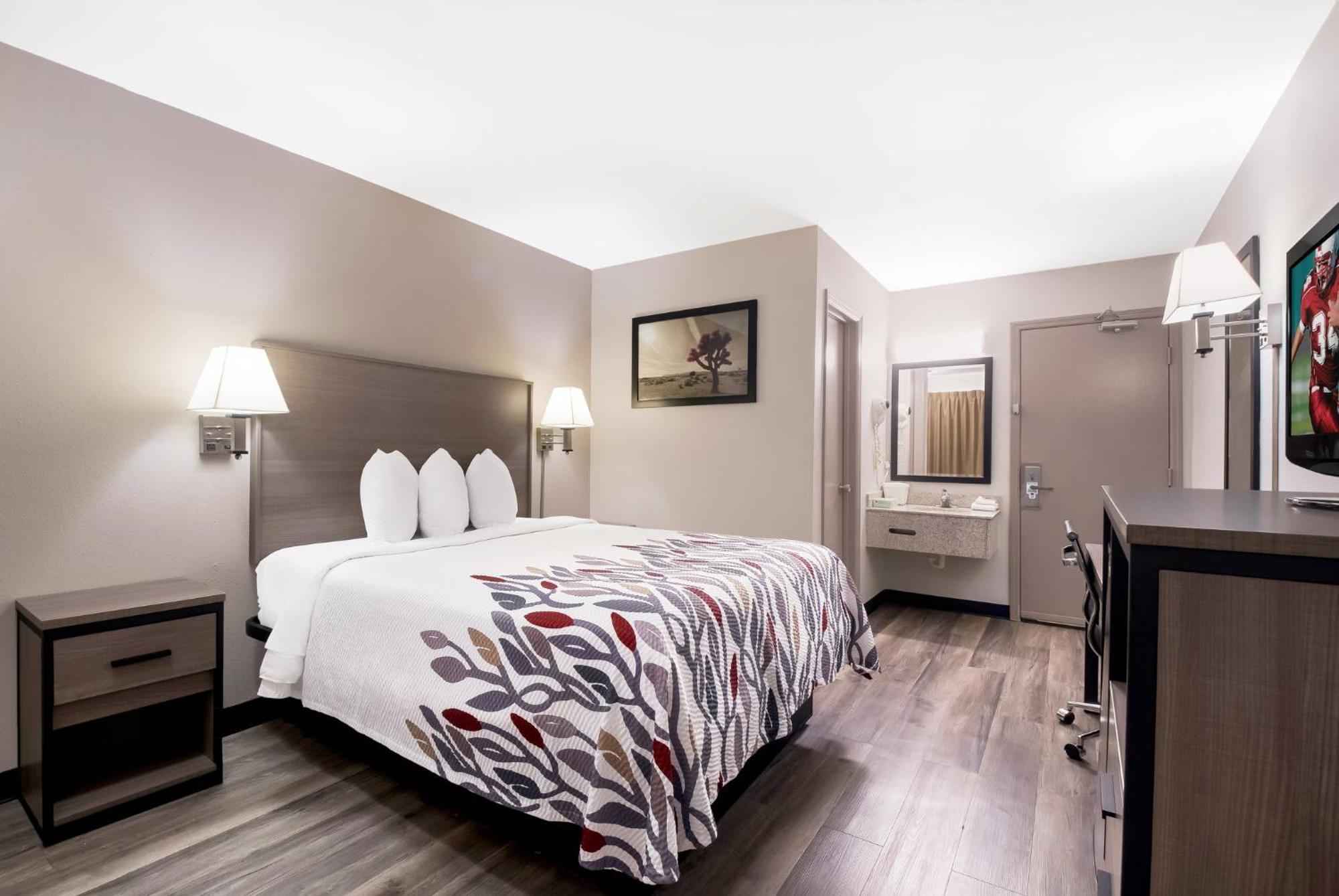 Deluxe Room with One Queen Bed Small Room Upper Floor Smoke Free