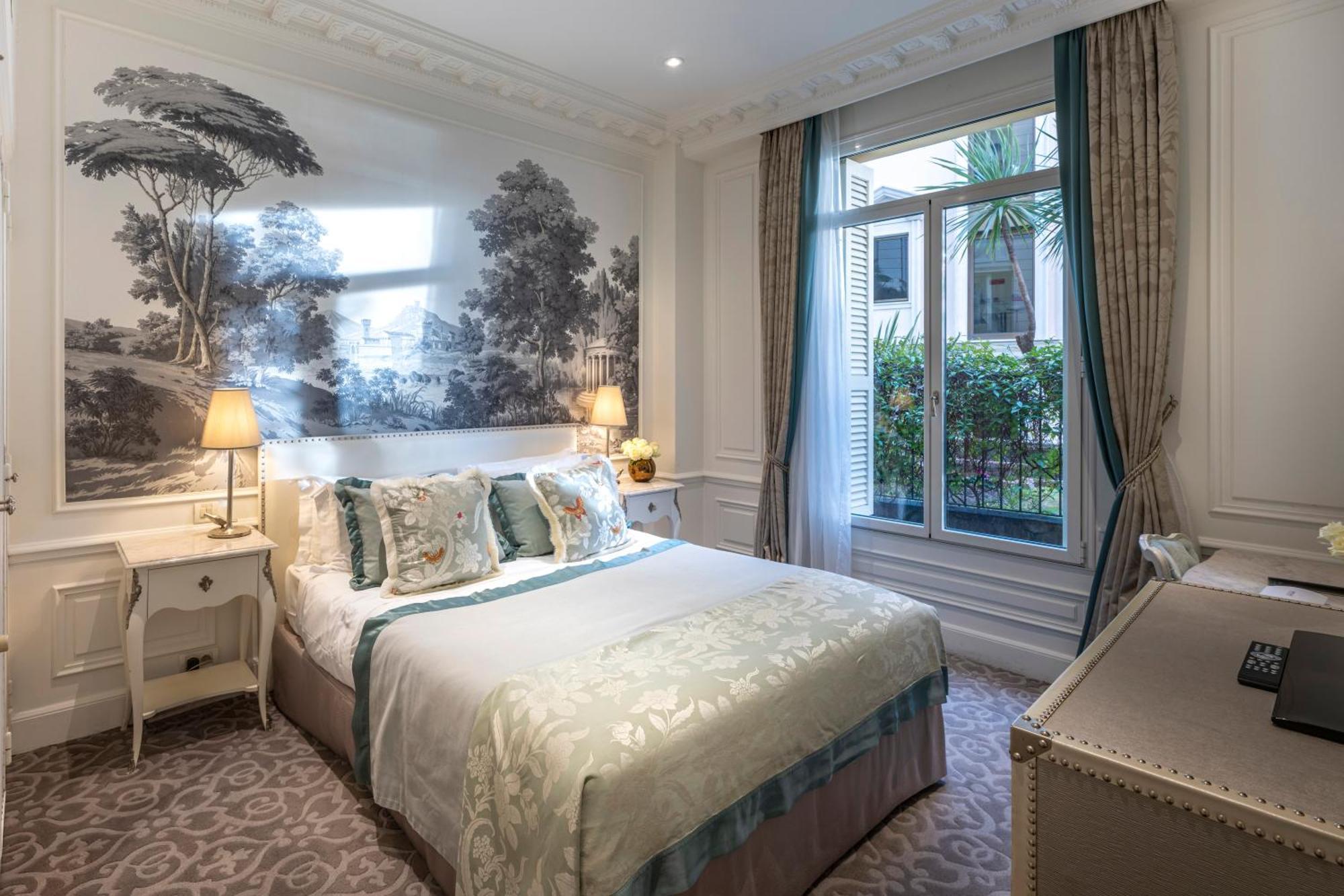 Superior Room with City or Courtyard View