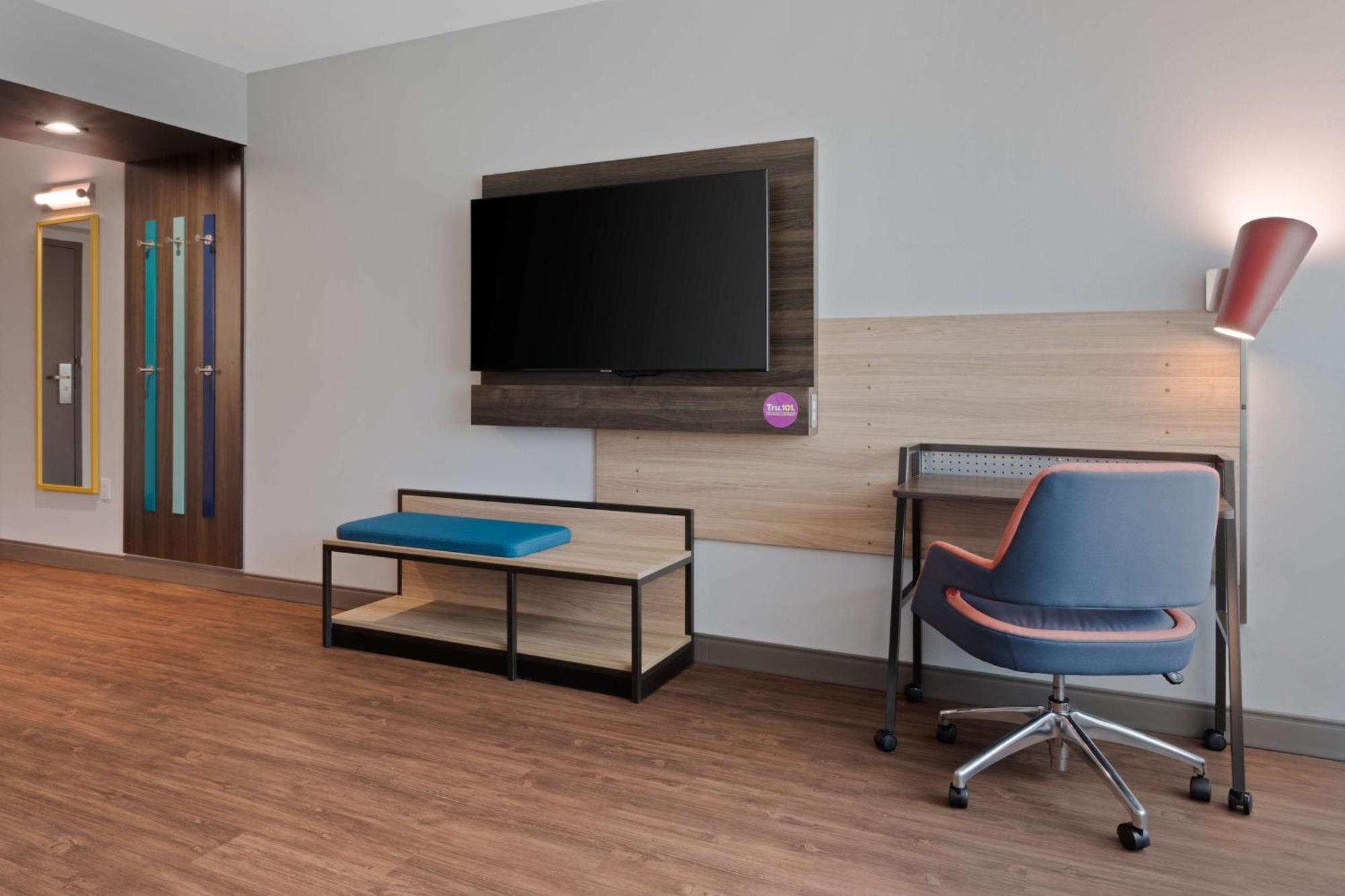 King Room with Roll-In Shower - Mobility Access