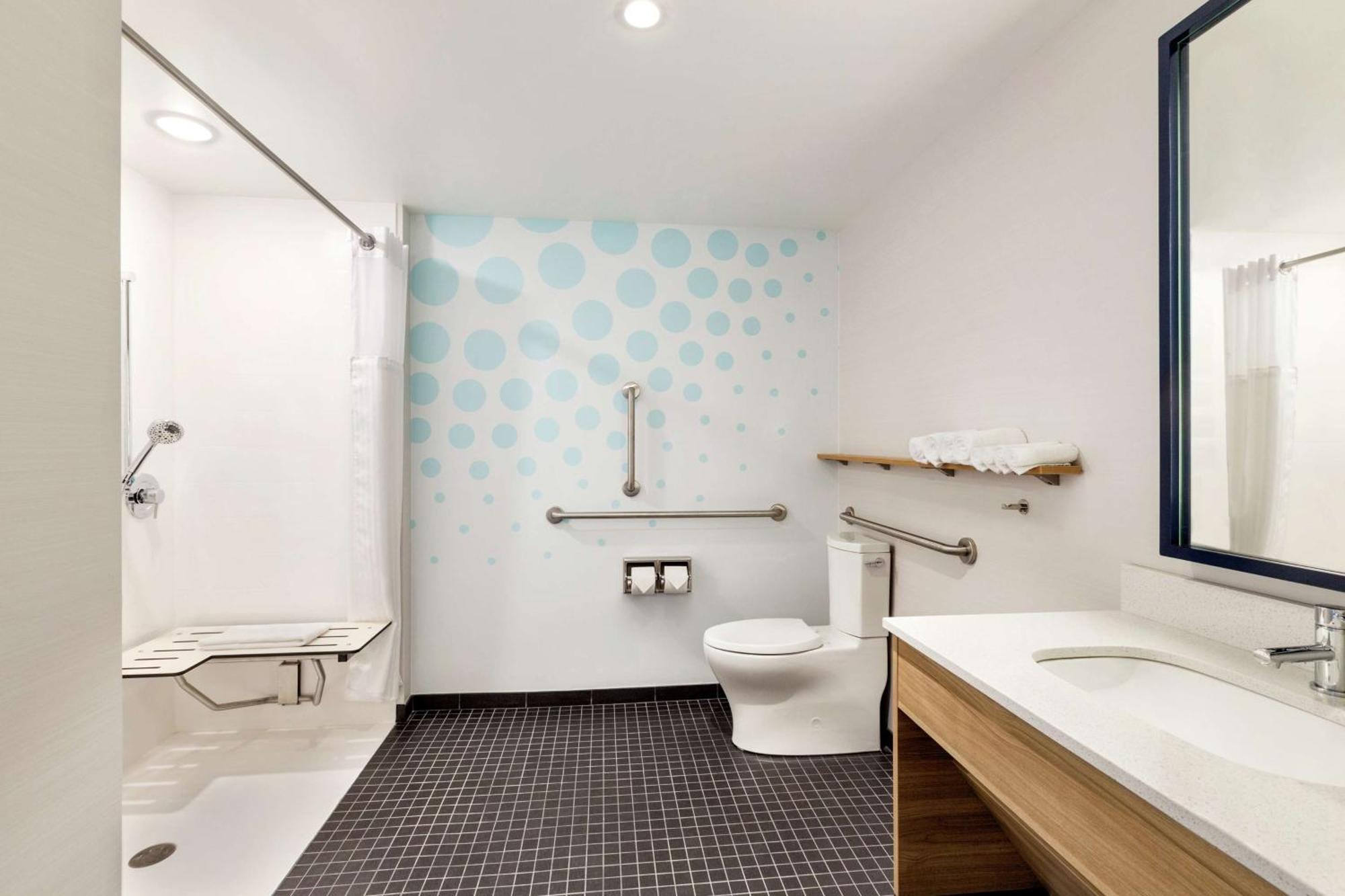 Queen Room with Two Queen Beds and Roll-In Shower - Mobility Access/Non-Smoking