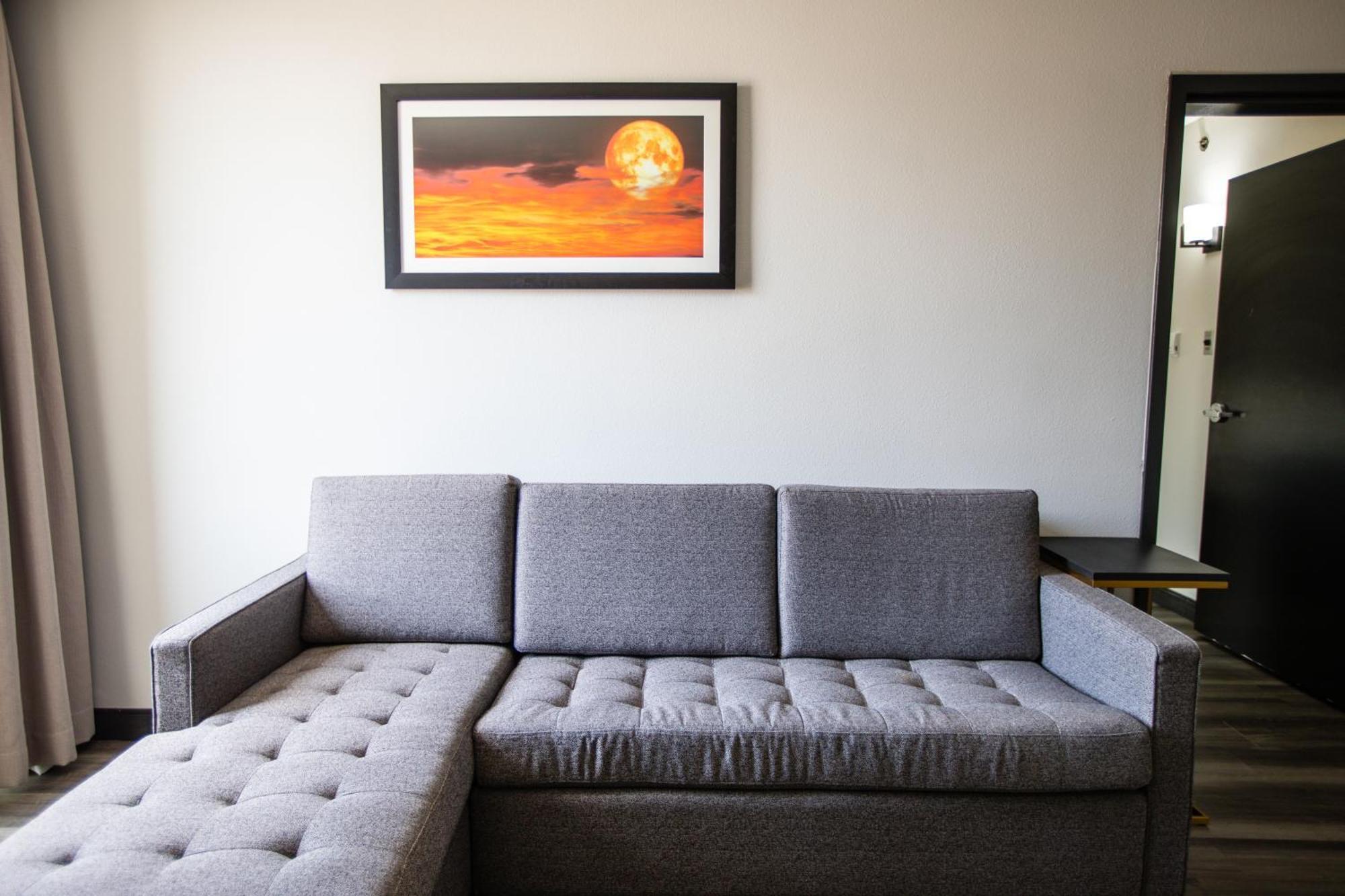 One-Bedroom King Suite - Non-Smoking