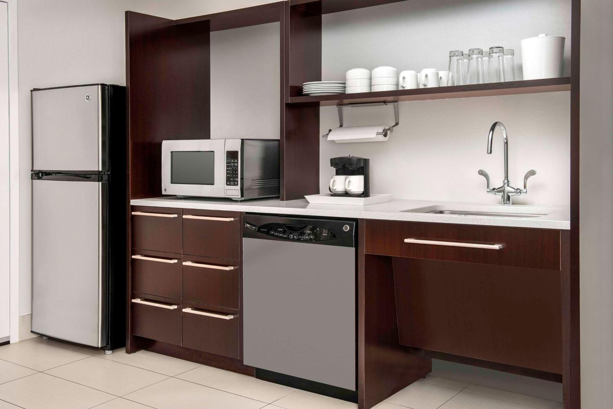 Queen Suite - Mobility and Hearing Access Tub/Non-Smoking