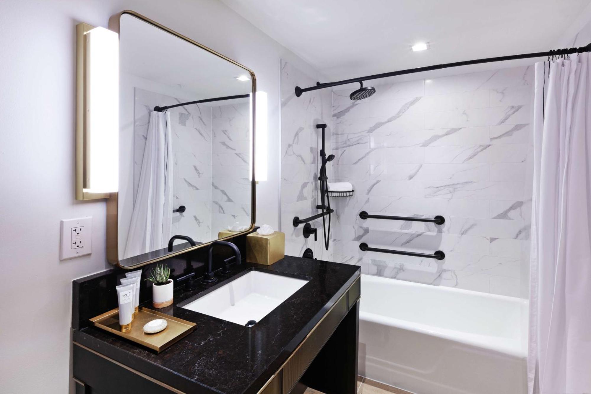 King Room with Tub - Mobility and Hearing Access,1548815074:JPEG