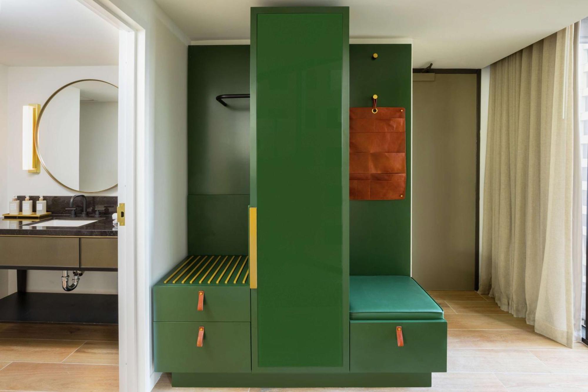 King Room,1548815077:JPEG