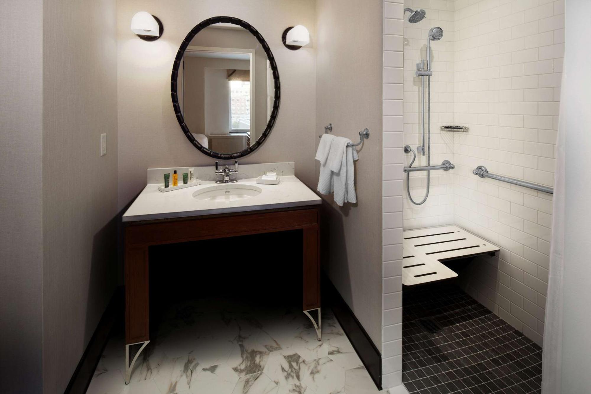 King Room with Roll-In Shower - Mobility Access,1548825910:JPEG